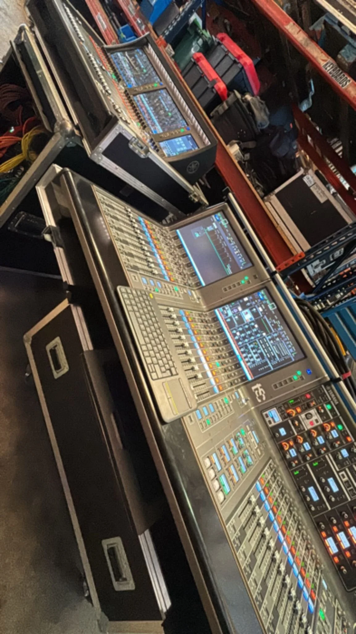Consola digital Yamaha utilizada para mezcla FOH en una producción de sonido en directo