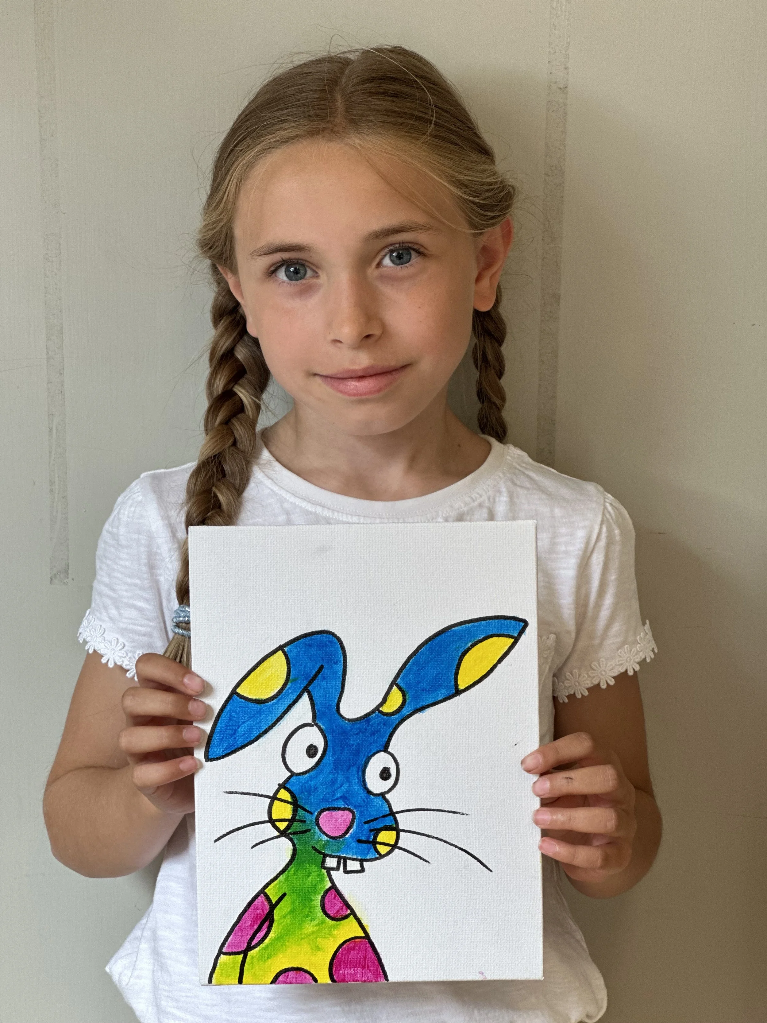 Julie 8 år med kanin.JPG