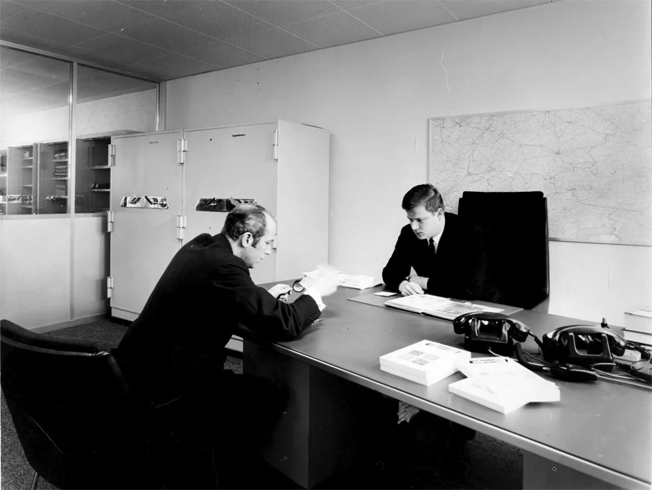 Späte 1960er Jahre - Der junge Peter Rapp im Beratungsgespräch