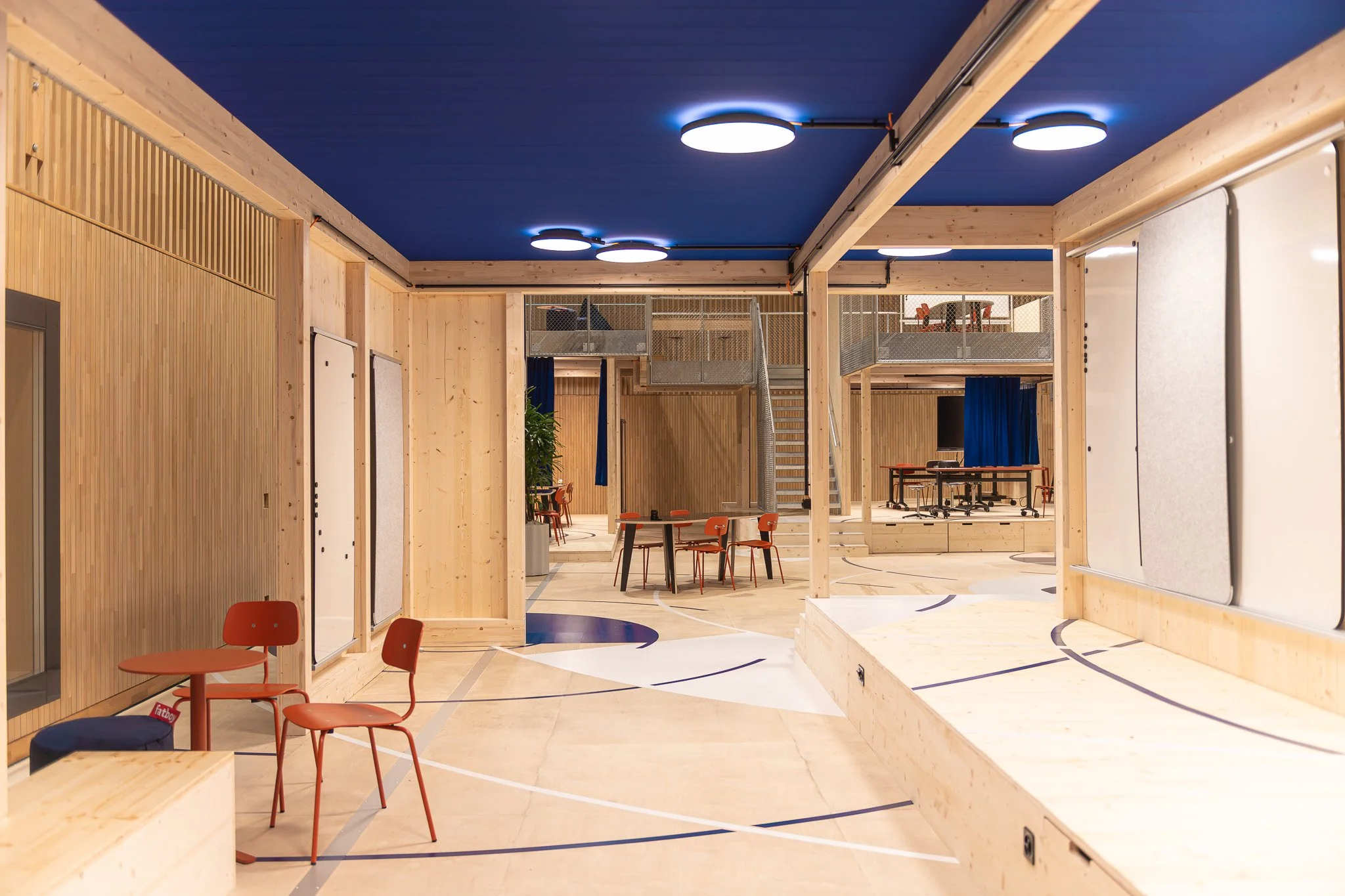 Aus einer bestehenden Turnhalle entsteht ein flexibler Lernraum. studio ombré entwickelte die Lichtplanung für The Sphere in Wetzikon mit DOST Architekten.