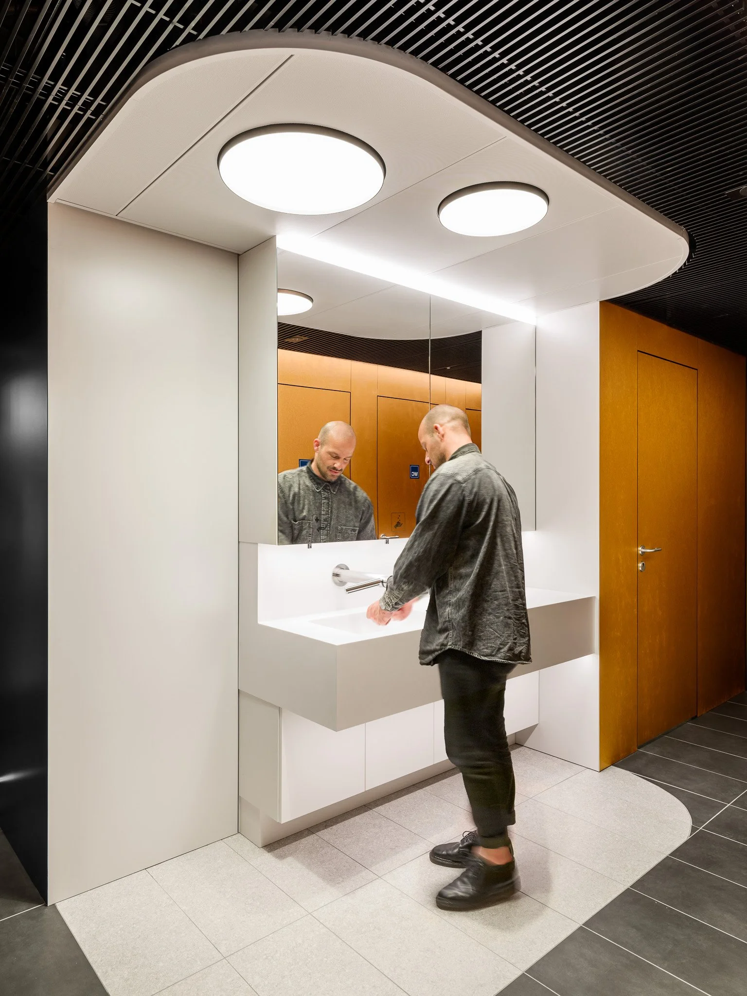 Waschtischbereich in modernen Kundentoiletten an SBB-Bahnhöfen - Lichtdesign studio ombré Schweiz