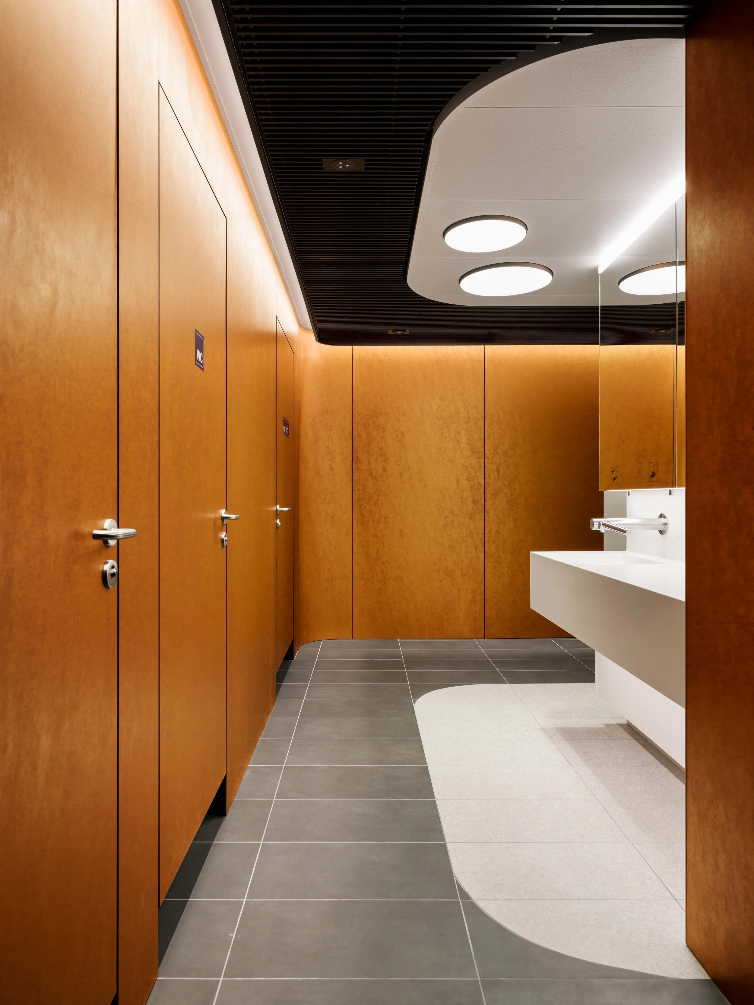 Als unabhängiges Lichtplanungsbüro prüfte und verfeinerte studio ombré mit der SBB und DOST Architekten das Konzept für ruhige, barrierefreie öffentliche Toiletten.