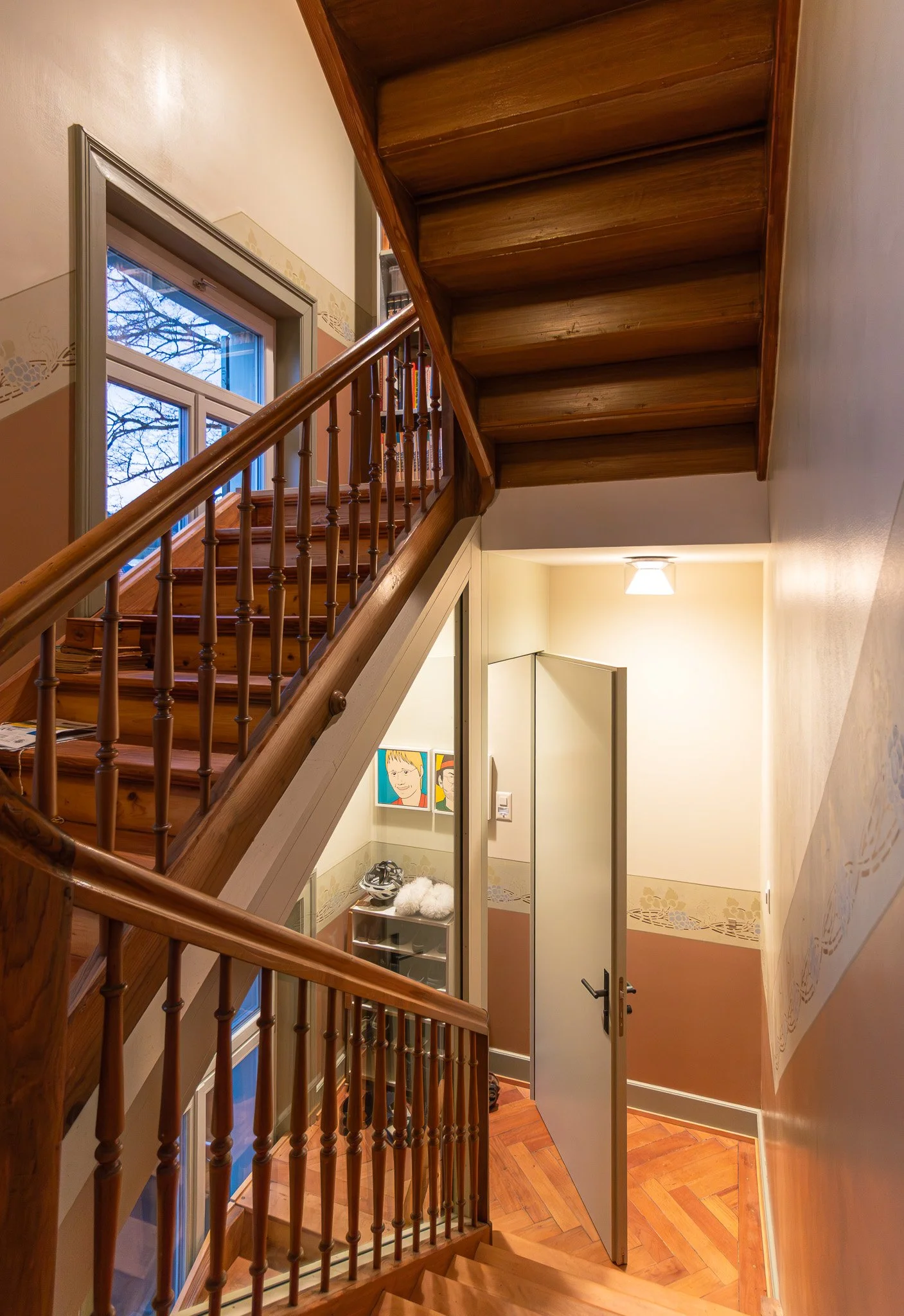 Renoviertes Treppenhaus in einem privaten Einfamilienhaus - Lichtdesign studio ombré Schweiz