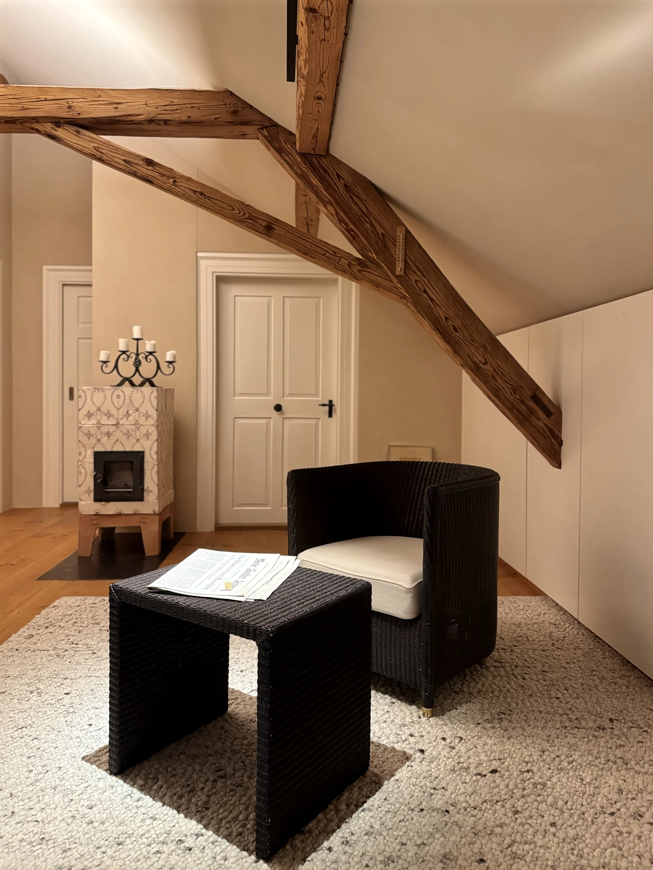 Renoviertes Wohnzimmer in einem Mehrgenerationenhaus mit warmer indirekter und integrierter Beleuchtung – Lichtdesign - Lichtplanung von studio ombré, Schweiz