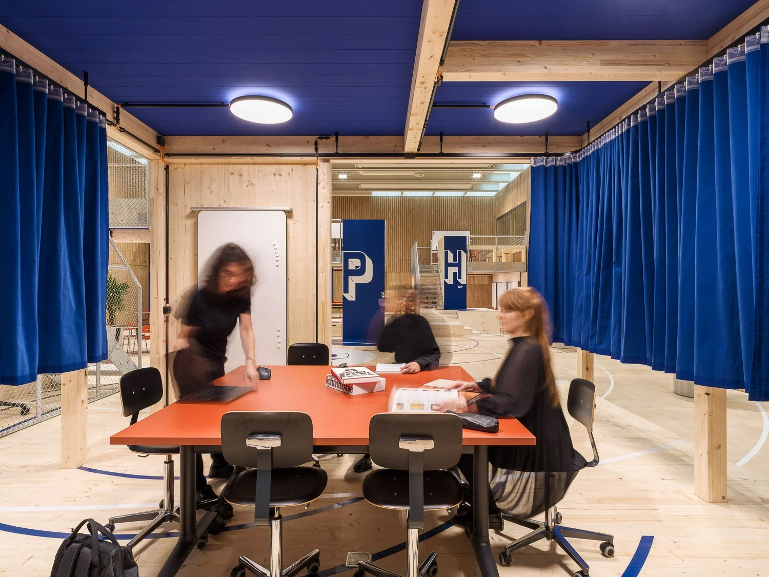 Flexibler Lern- und Coworking-Raum - Lichtdesign studio ombré Schweiz