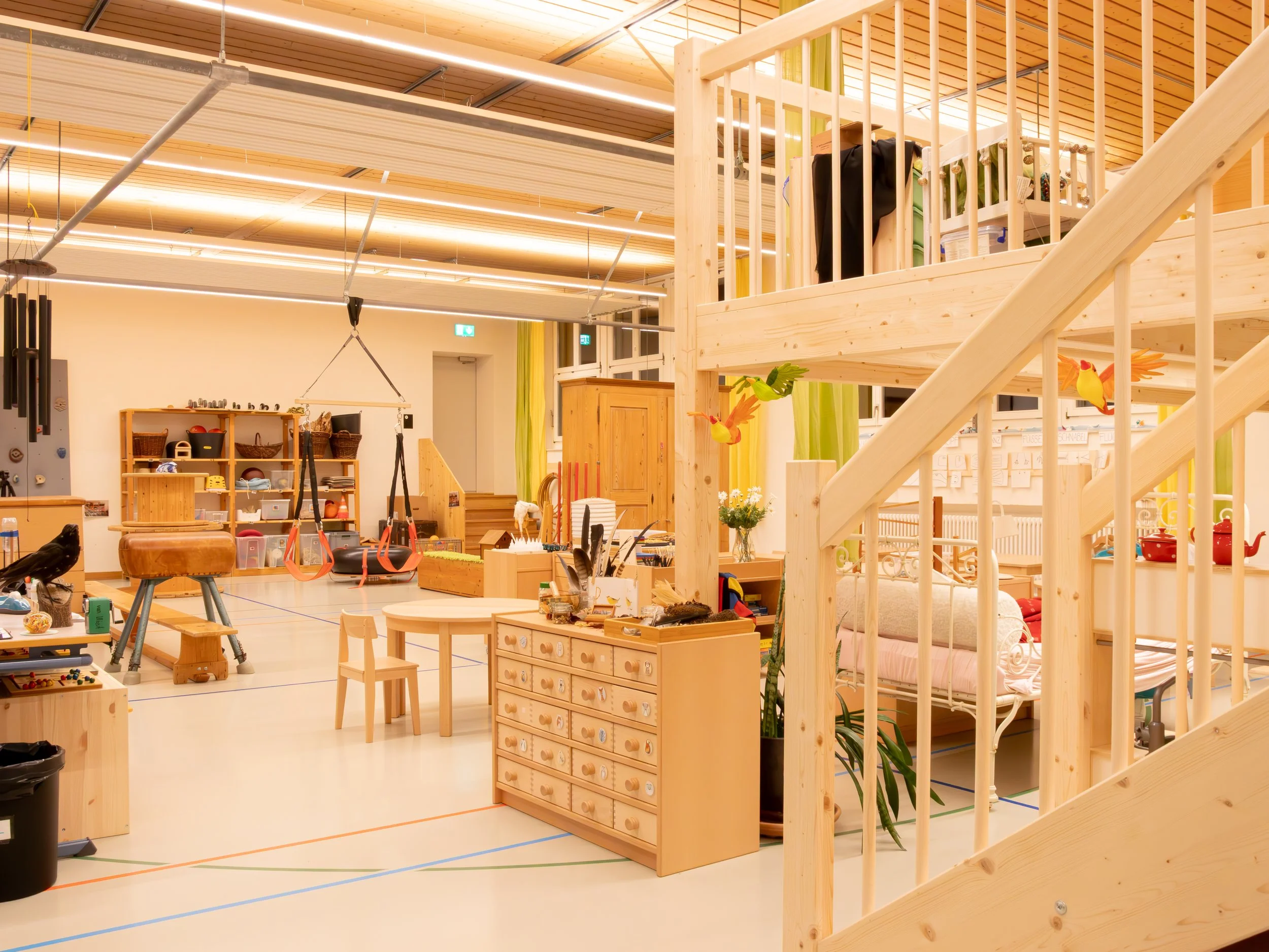 Für die Primarschule Bussnang-Rothenhausen verwandelte studio ombré eine Turnhalle in einen aktiven Kindergarten mit warmer, blendfreier Beleuchtung.