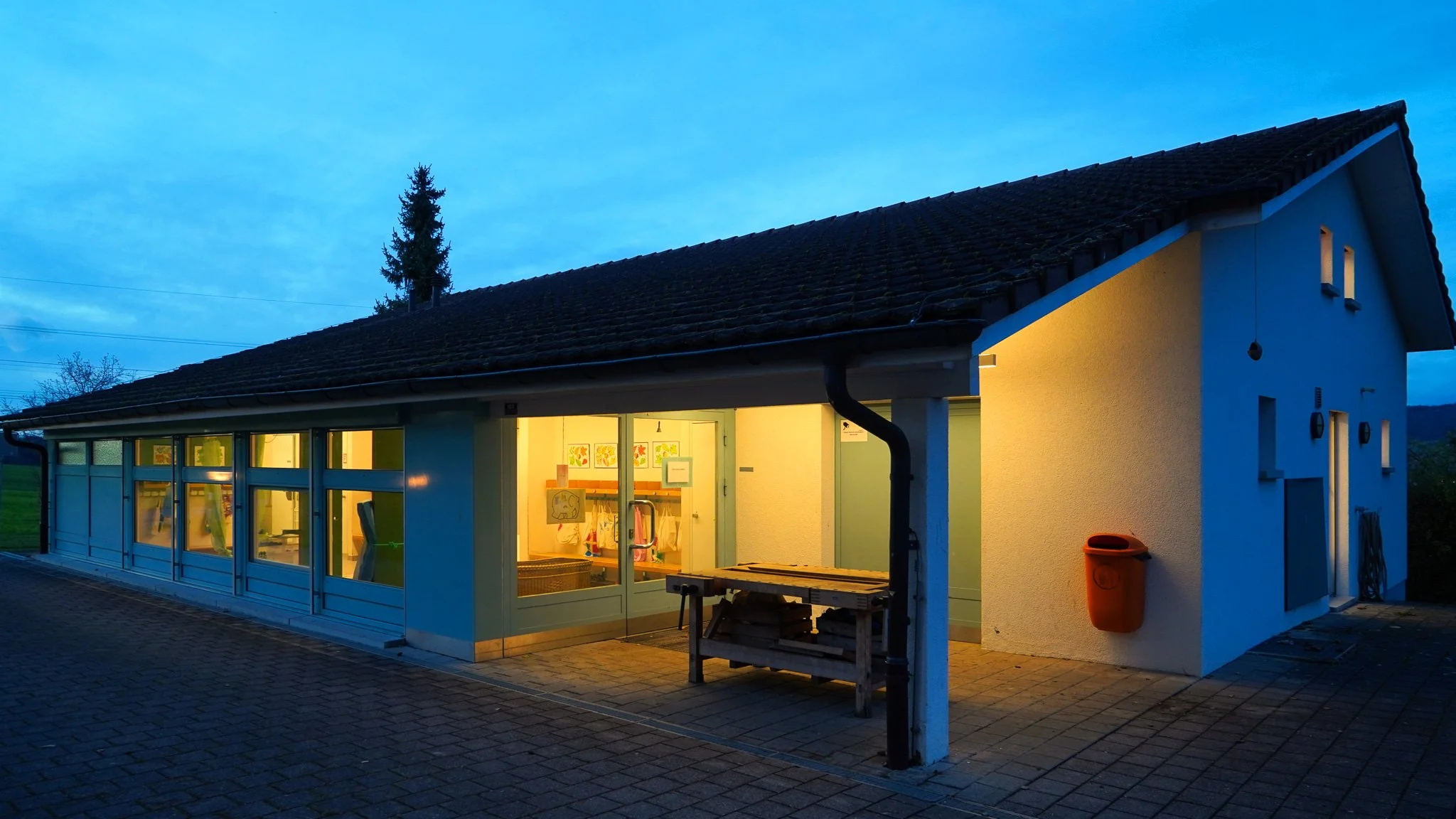 Renovierter Aussenbereich eines Kindergartens - Lichtdesign studio ombré Schweiz