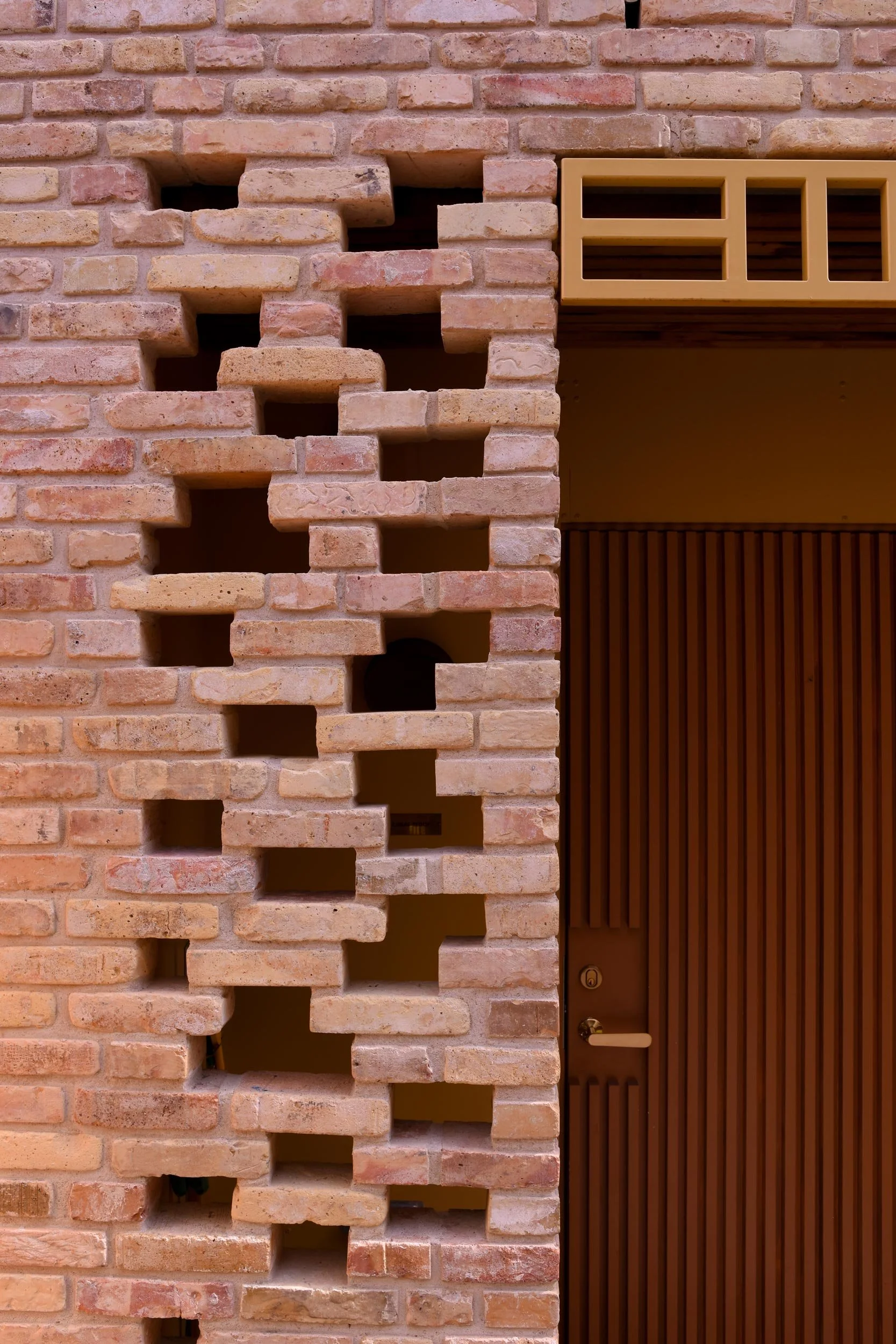 Inngang til Røverhuset med luftespalter eller lysåpninger i murveggene.