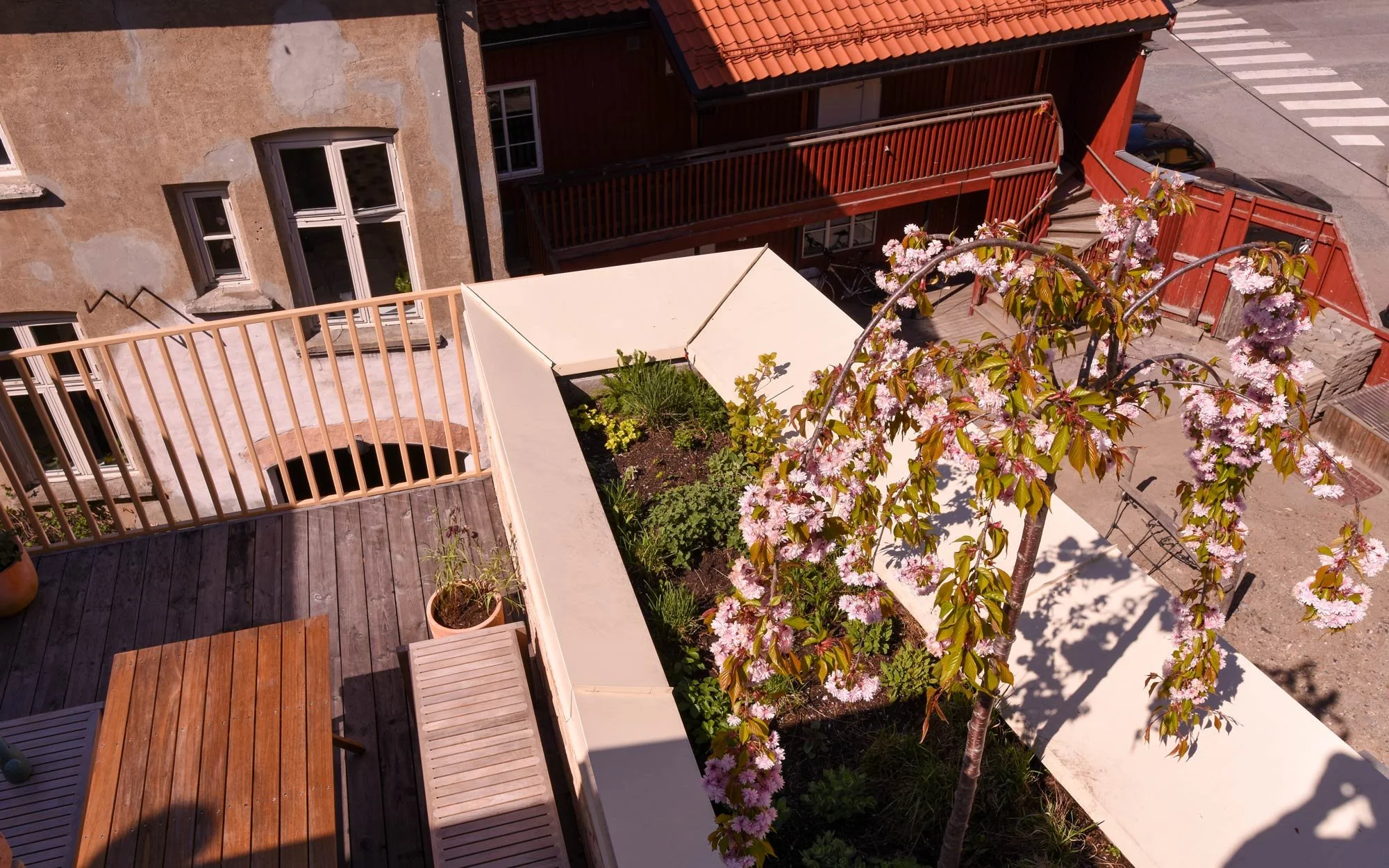 Takterrasse eller takhage med plantekasse i en bakgård på Kampen i Oslo.