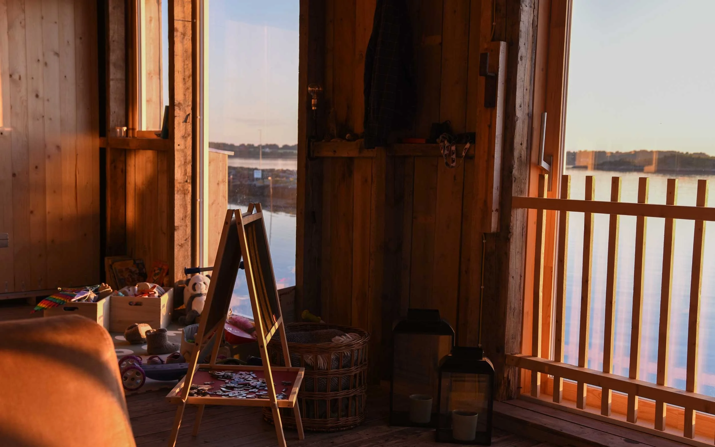 Kveldssol i lekekroken med sjøutsikt.