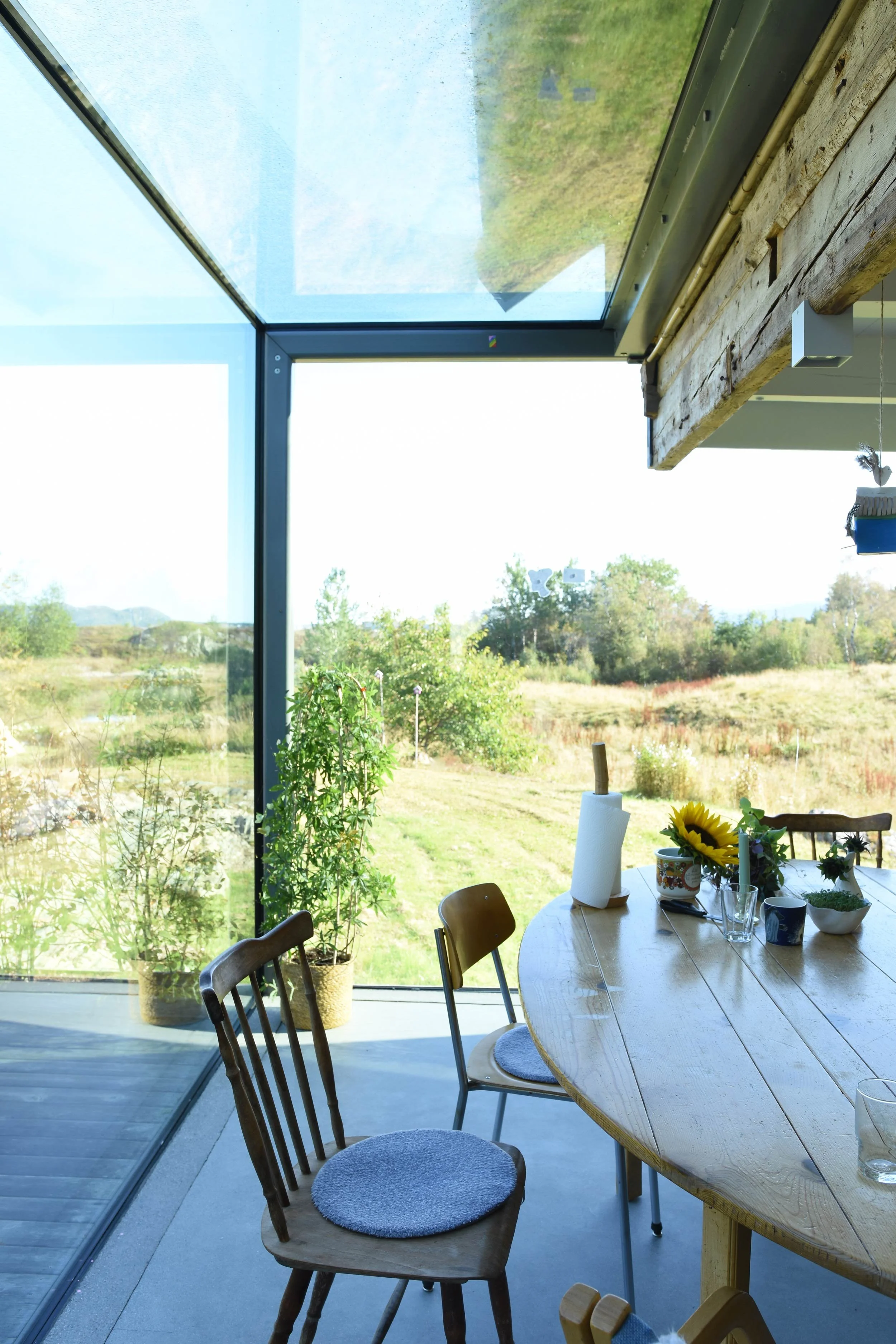 Tilbygg med glasstak og glassvegger med masse dagslys.