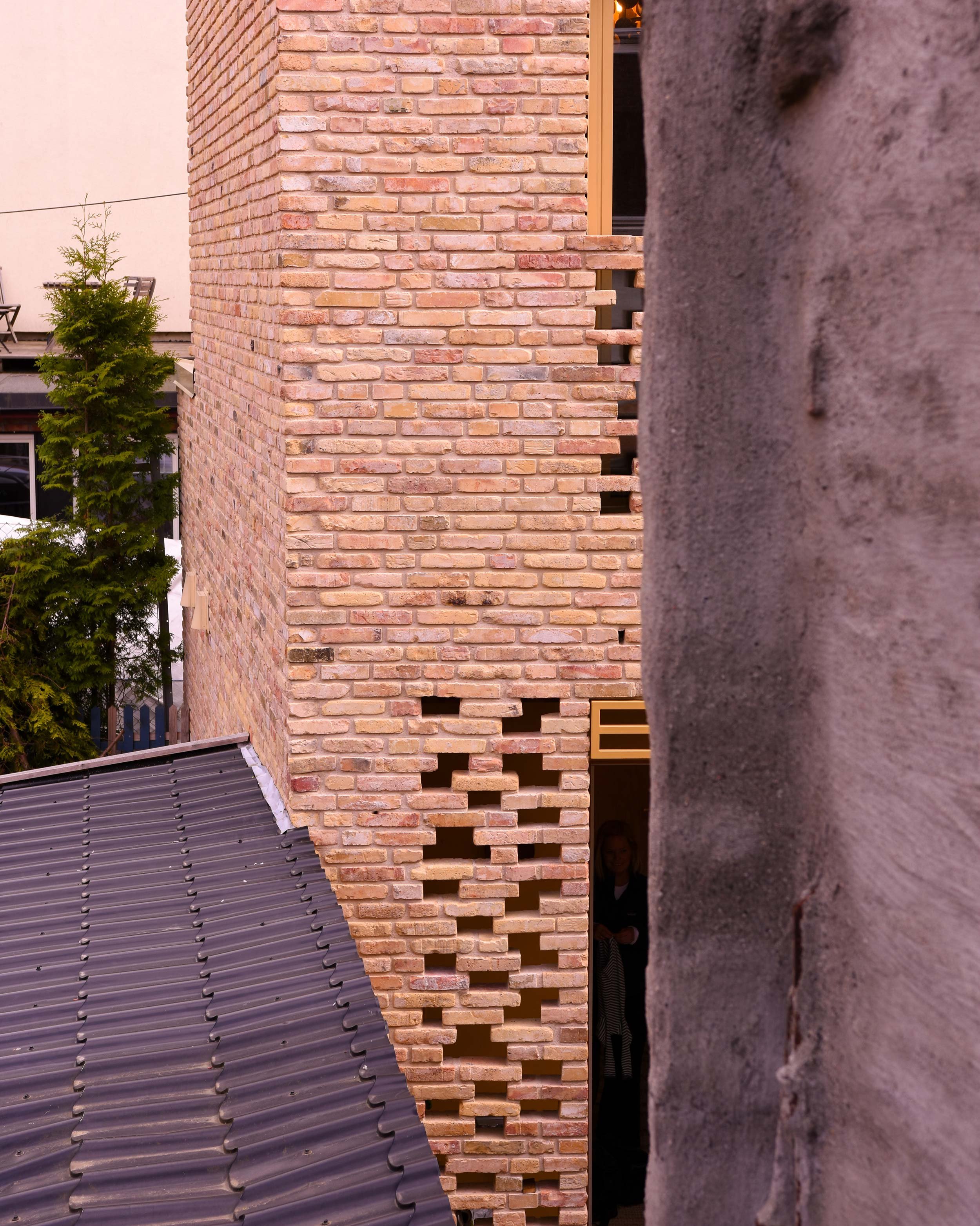 Murveggen til Røverhuset vises bak eksisterende nabovegger.