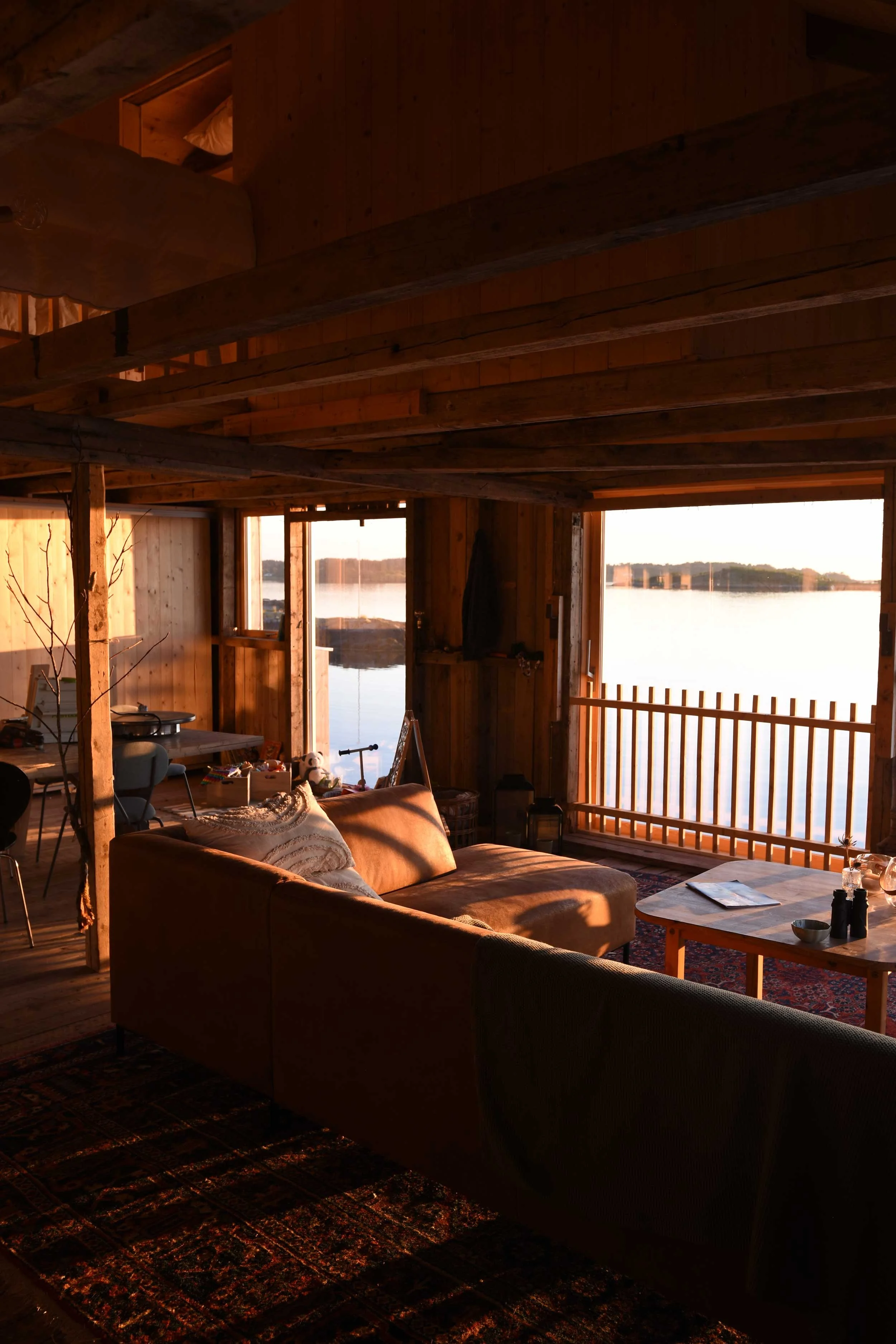 Rustikk interiør med synlig konstruksjon fra gammel brygge.