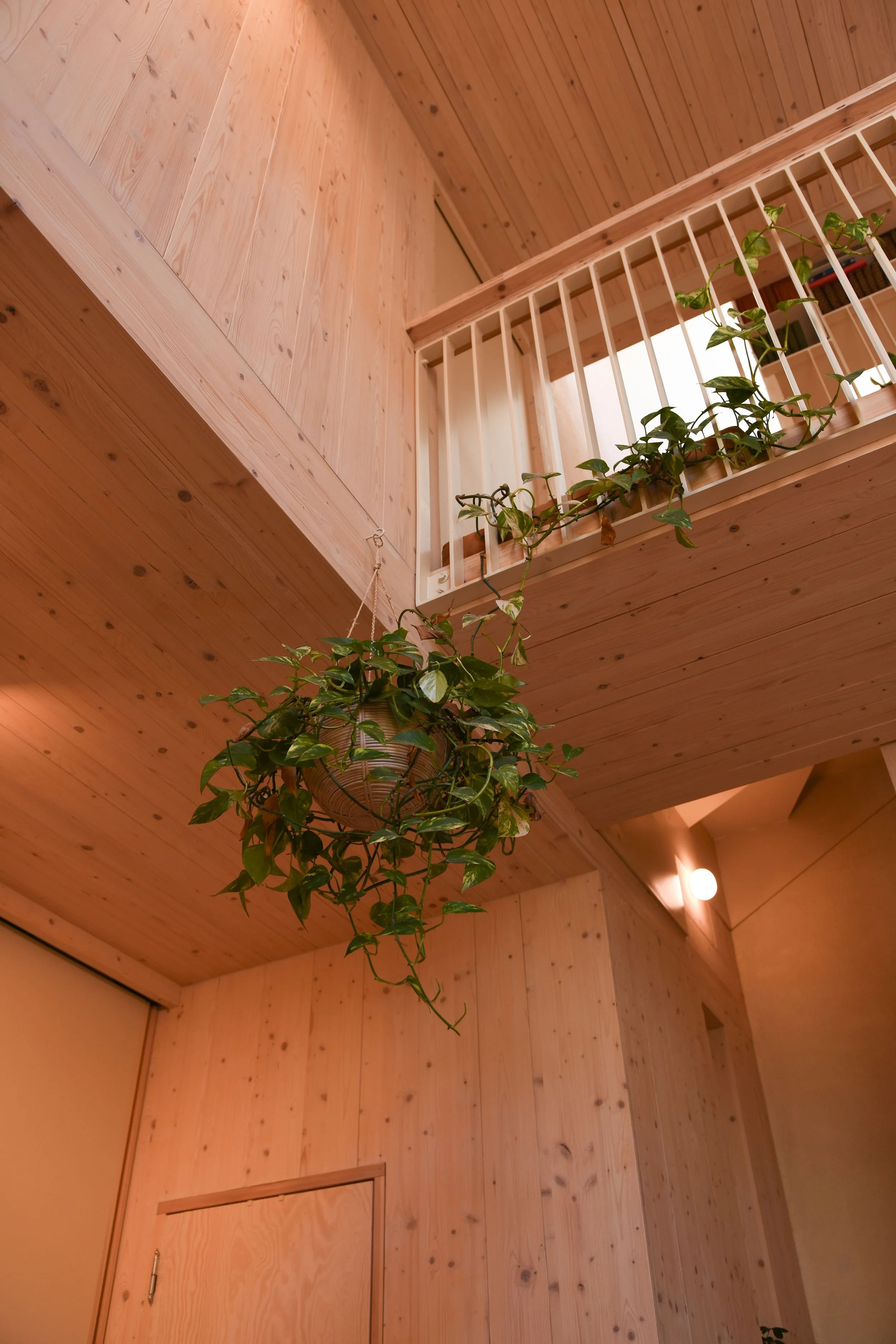 trevegger og gangbru i et innvendig atrium