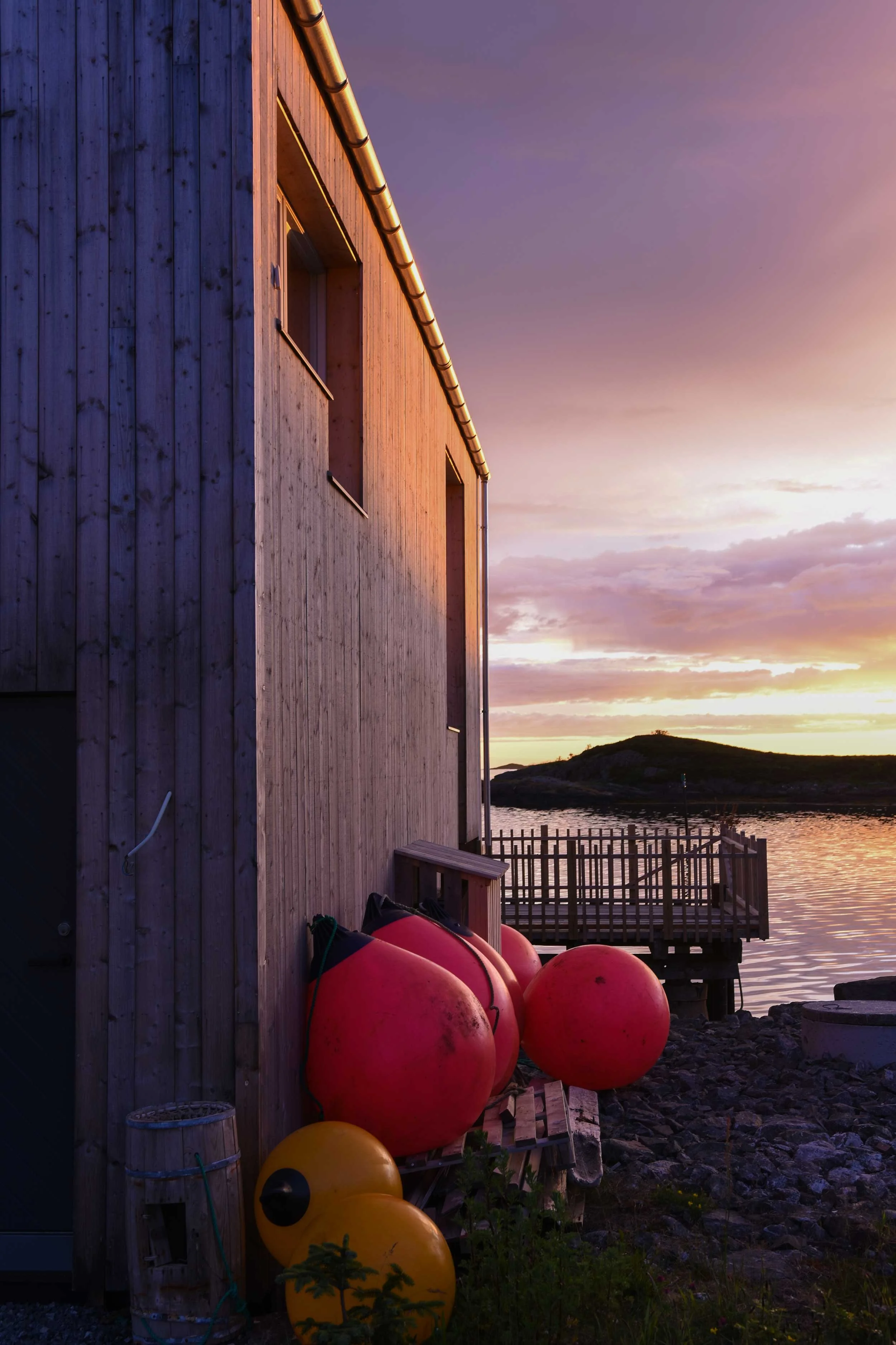 Solnedgangen skinner på veggen med båtutstyr og nye tetris vinduer.