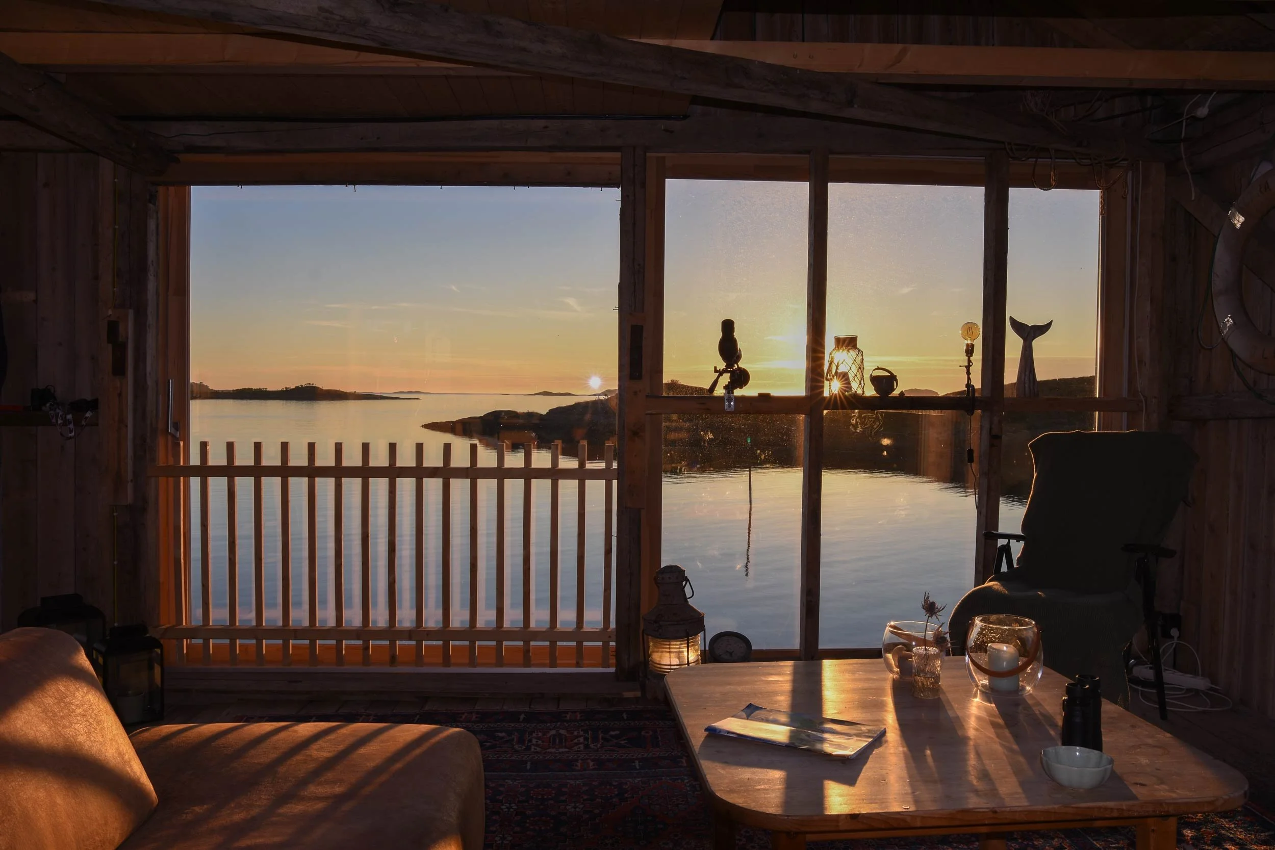 Ser på solnedgangen fra sofaen i restaurert sjøbu.