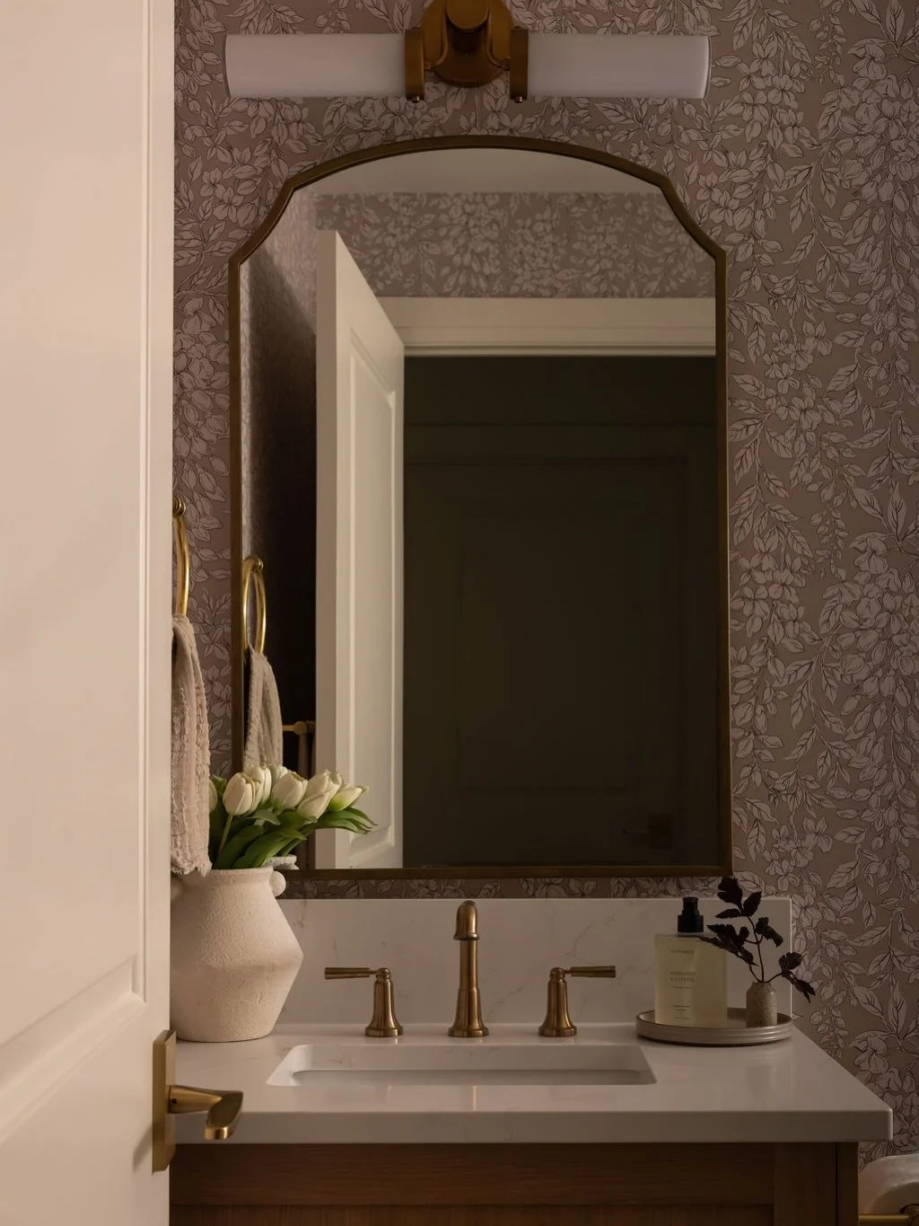 144 Park: the guest bathroom

Consider this your sign to wallpaper the bathroom.

A little pattern, a little brass, some warm wood and suddenly the smallest room in the condo has a whole lot of personality.

Small but mighty.

Design, project managem