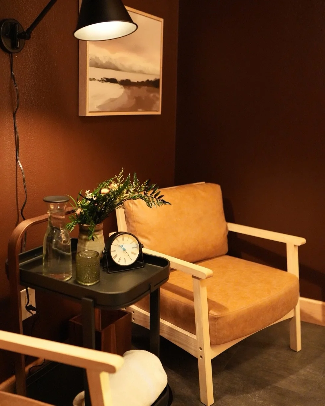 Every detail at hothouse was crafted with deep love and intention to ensure your experience is as grounded as it is restorative. From the warm, atmospheric lighting to the natural textures found throughout our sanctuary, we wanted to build a space th