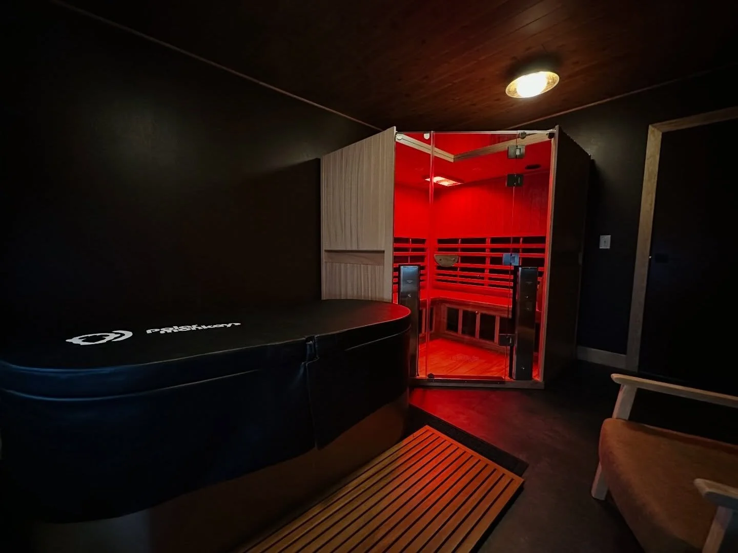 The four-person contrast therapy room is open for bookings. ❤️&zwj;🔥

Sauna and cold plunge, all in one space &mdash; bring your people.

Link in bio to book. 

PS. the Founders Discount disappears April 30.

#homerhothouse #homeralaska #contrastthe