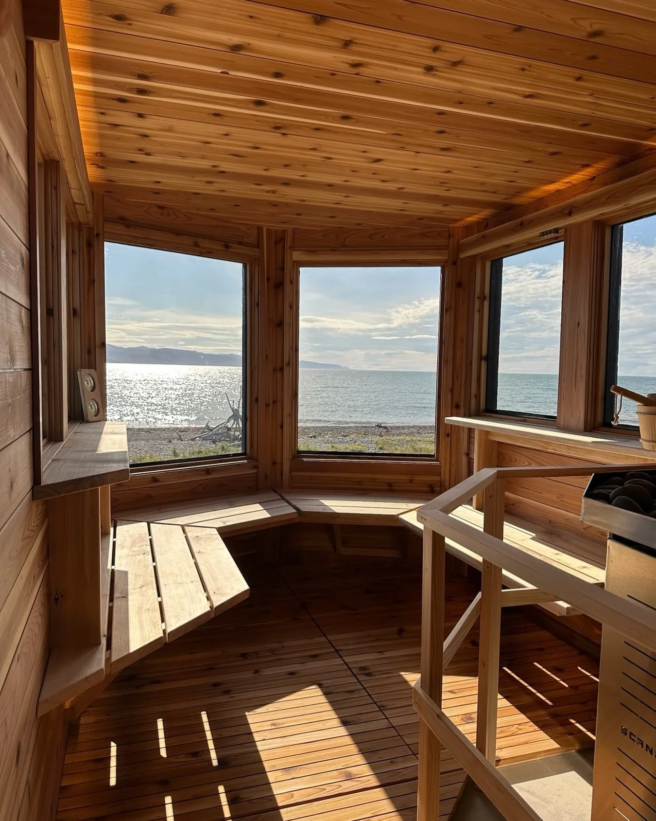 Hand-built with love. No permanent address yet. Tag the crew you&rsquo;d bring, and help us name her. ❤️&zwj;🔥

#hothousemobile #homeralaska #sauna #mobilesauna