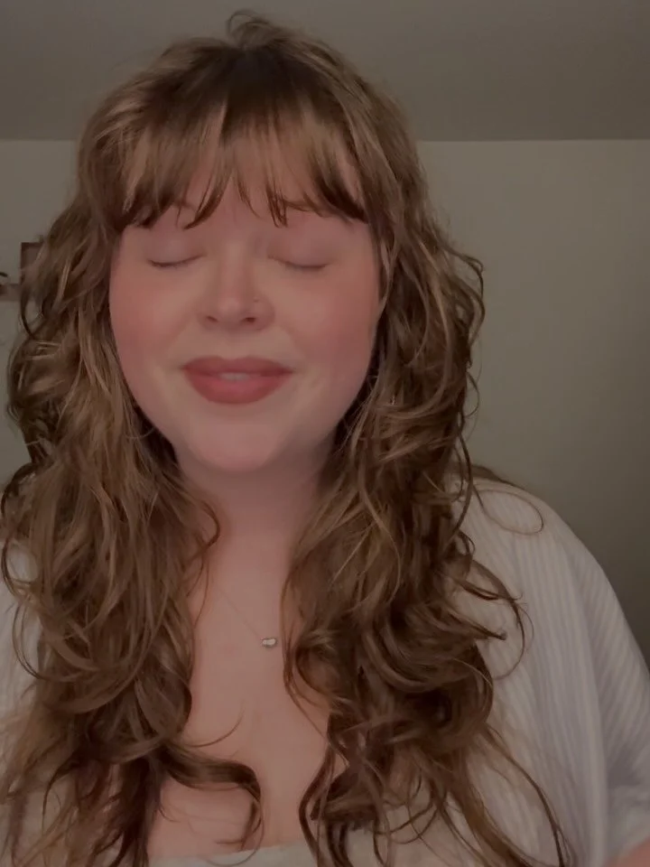 Tonight @claire.ernst and @dani.offline play @thespotonkirk in Roanoke, VA!! 

Get your tickets in our bio! ✨🎤🎫🎫

#onenightlivetour #livemusicsociety #soulfulmelodies #Livemusic #roanokemusic