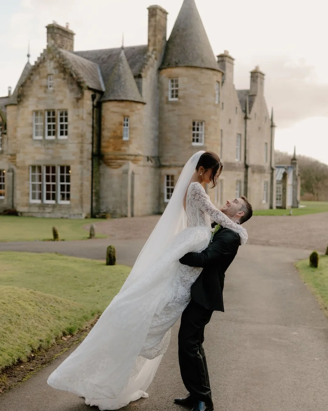 Still cannot believe that I was part of this absolutely stunning shoot thanks to @modernluxeclub 😍🥰

So many talented suppliers and Lauren&rsquo;s vision brought it all together to be an absolutely stunning shoot! 

I loved working on the stationer