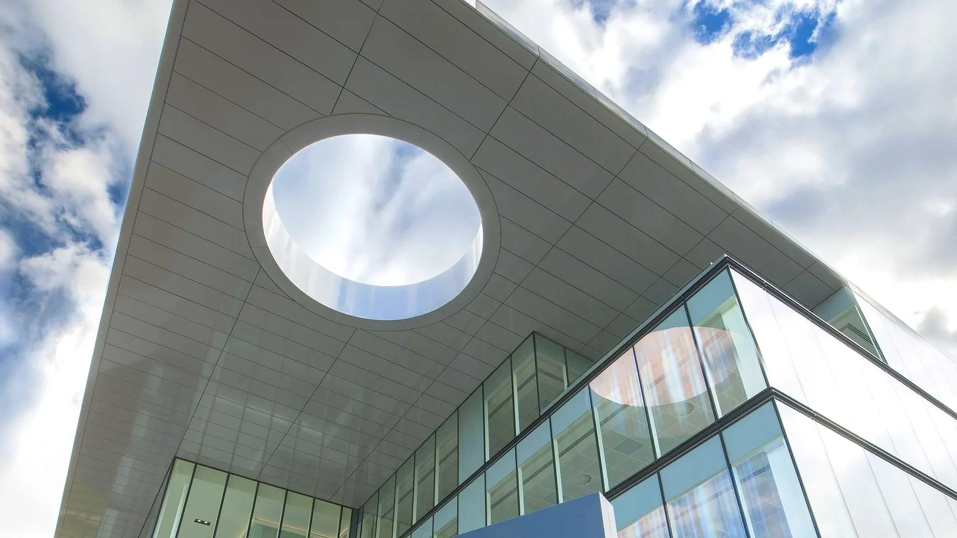 Deformation of steel truss canopy during erection