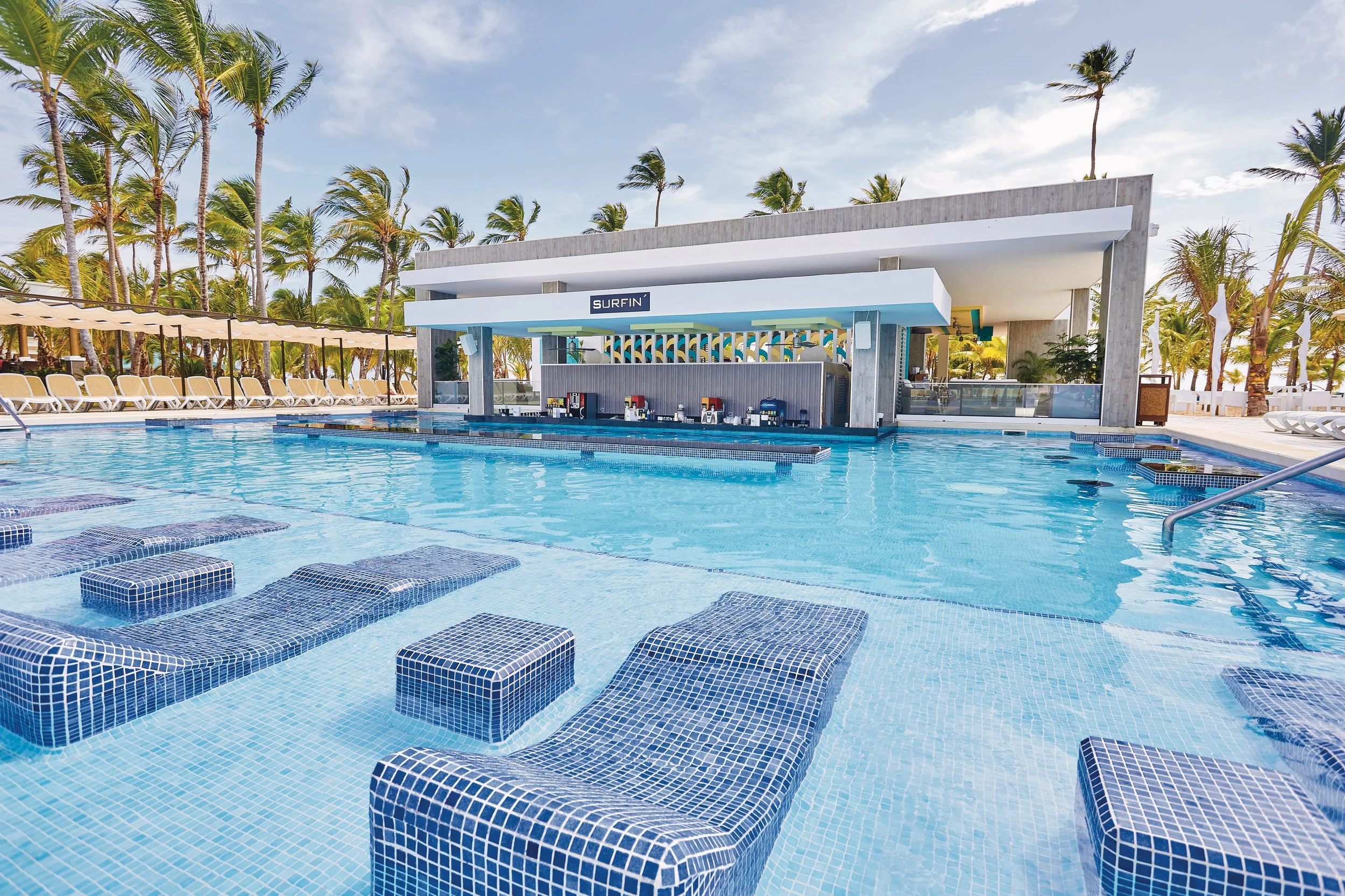 BAM_17_051 - Swim up bar.jpg