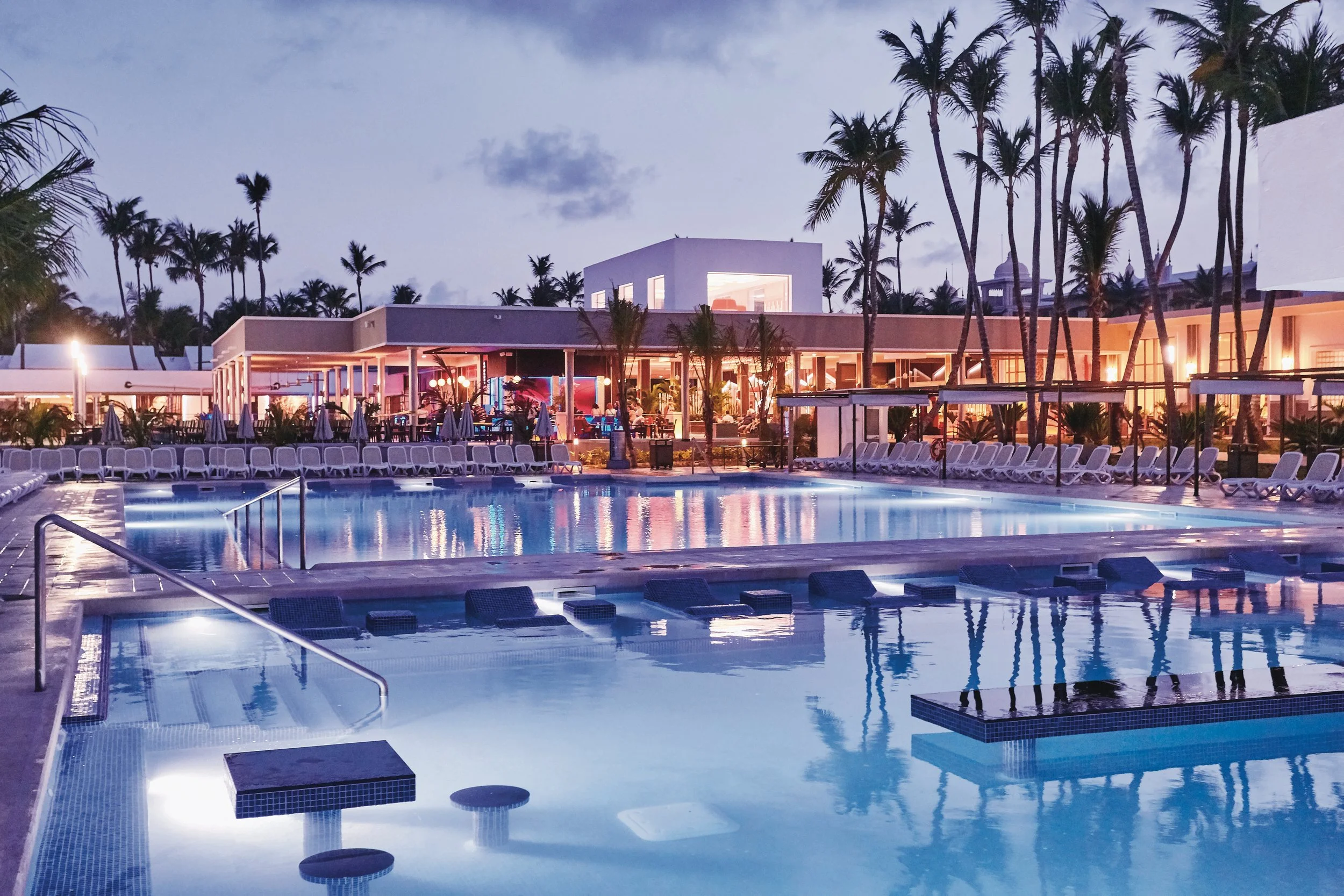 BAM_17_055 - Swim up bar.jpg