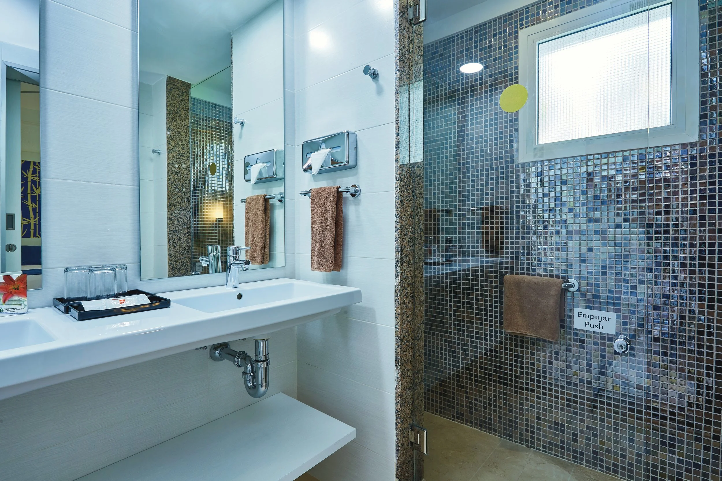 BAM_17_168 - Family room, bathroom..jpg