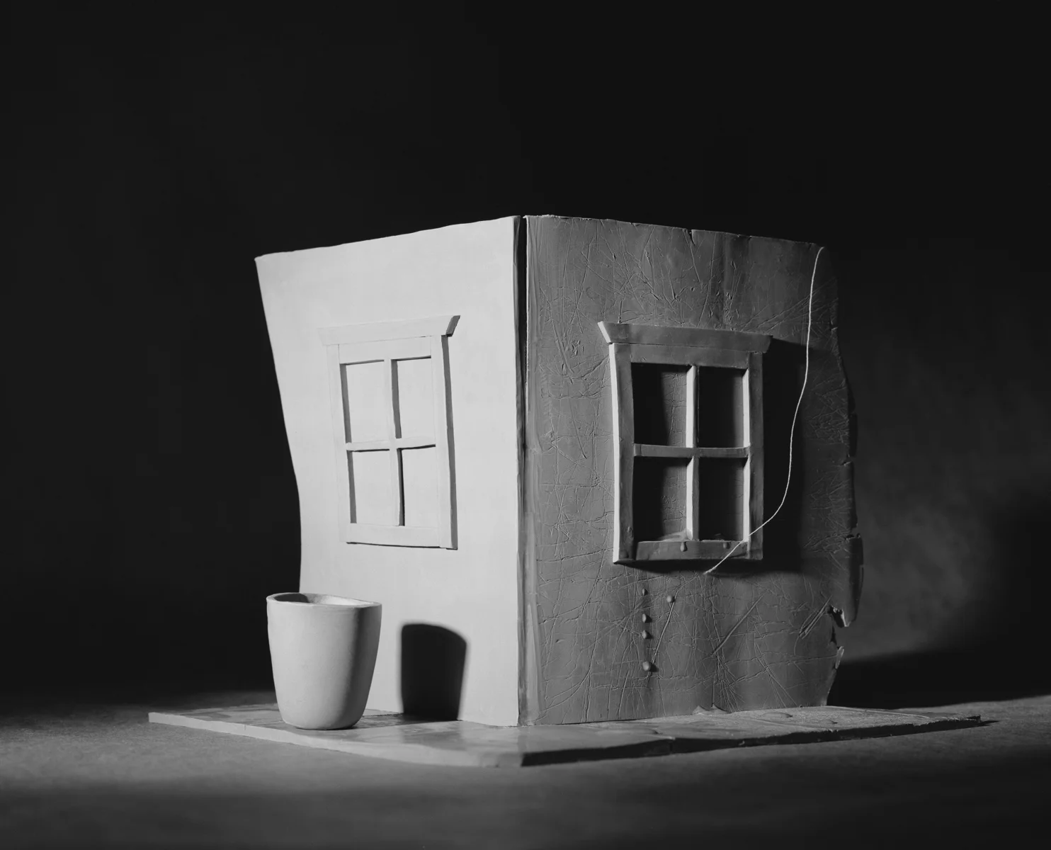01_Dark_ClayBuilding_Laszlo_JoanScaler.jpg