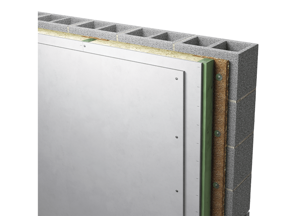 Close-up van een geïsoleerde muur met gipsplaat, isolatiemateriaal, houten en metalen verstevigingen, en cementblokpen.