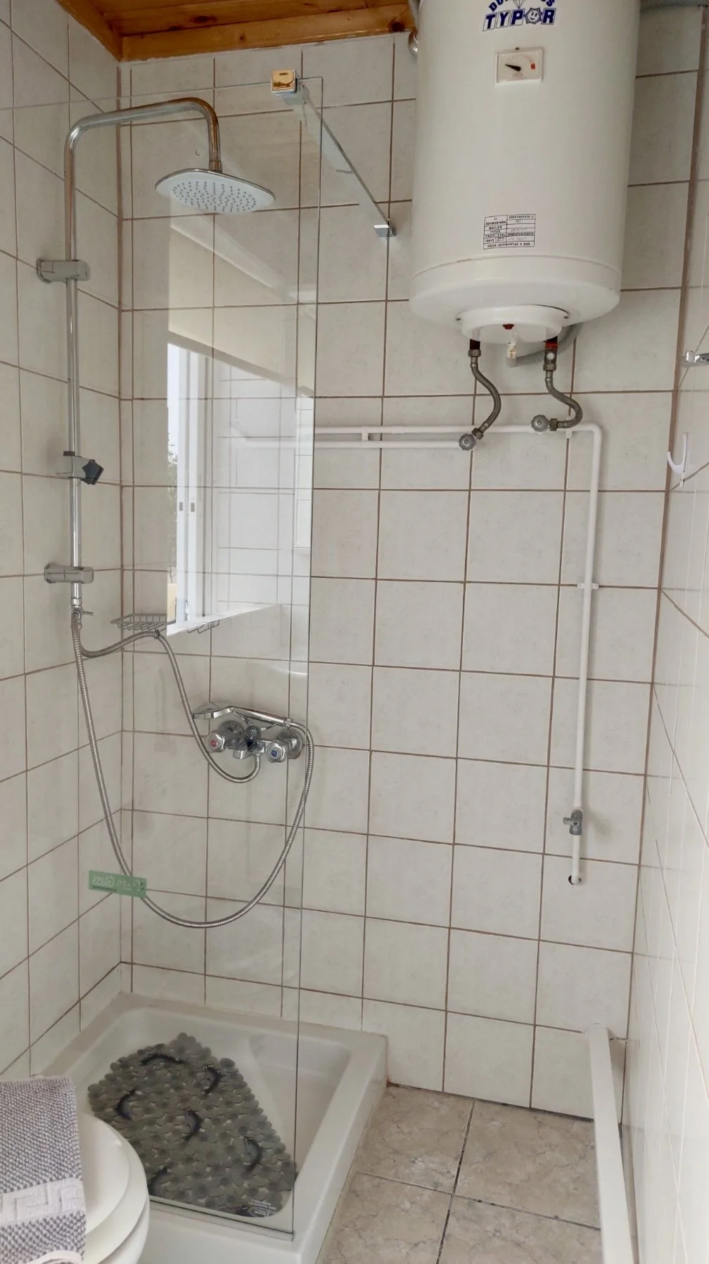 Bathroom with washing machine