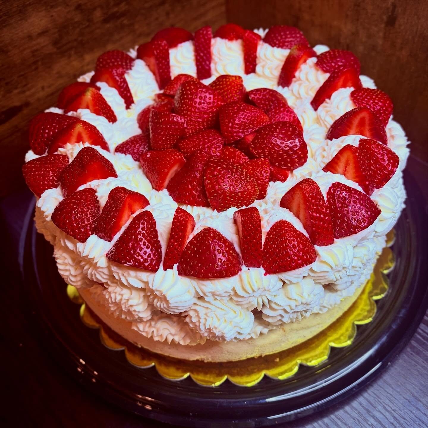 🍓✨ The Ultimate Strawberry Shortcake Cheesecake is Here! ✨🍓
Have a special celebration coming up? We just crafted this custom, full-size beauty for a wonderful client, and it is absolute perfection! We&rsquo;ve taken the classic strawberry shortcak
