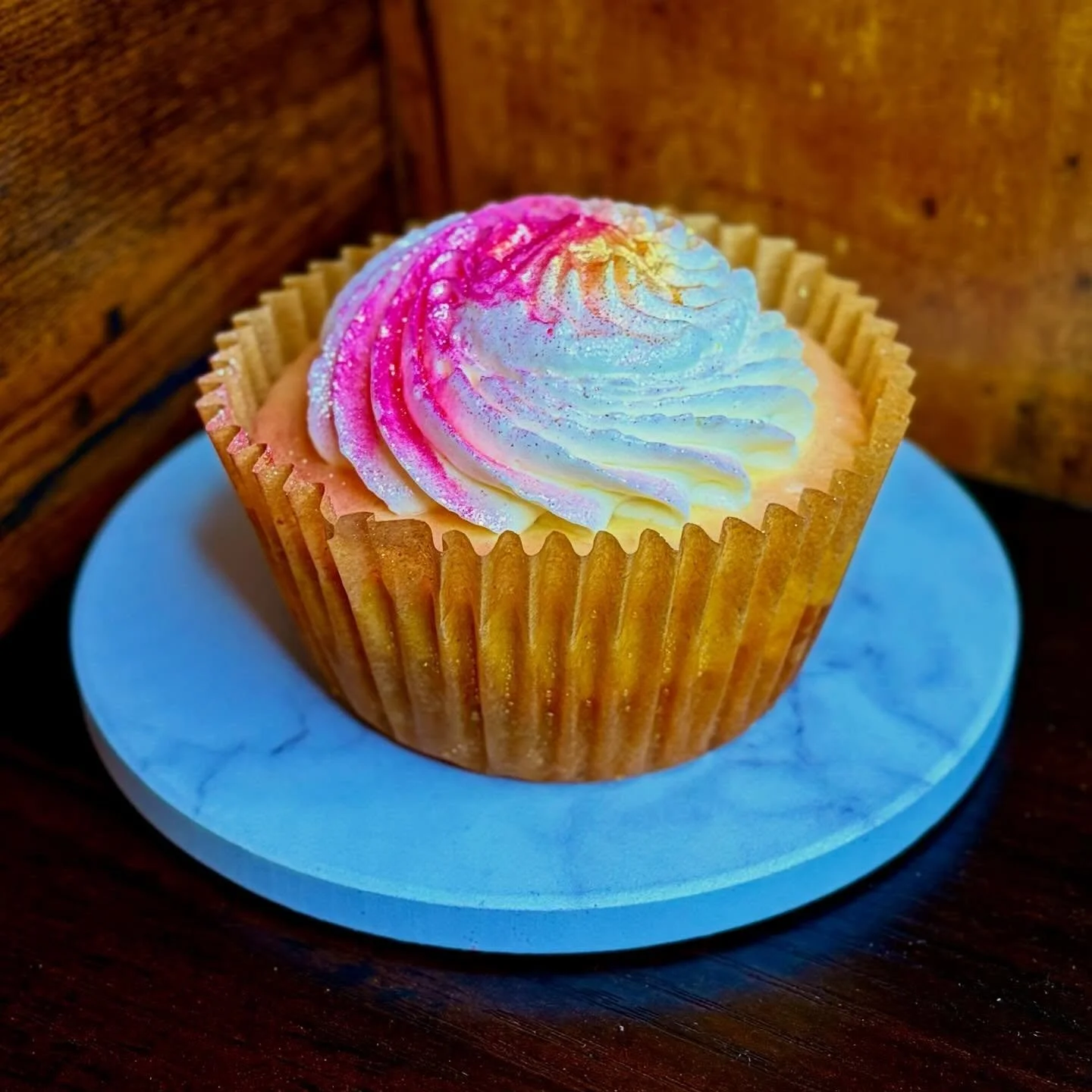 Ready to get whisked away to paradise? ☀️🥭
Meet the newest star of our Pop-Up Menu: Mango Guava! 💖 

We&rsquo;ve baked up a vibrant, sun-kissed escape featuring our signature creamy cheesecake infused with the bright, sweet flavors of mango and tan