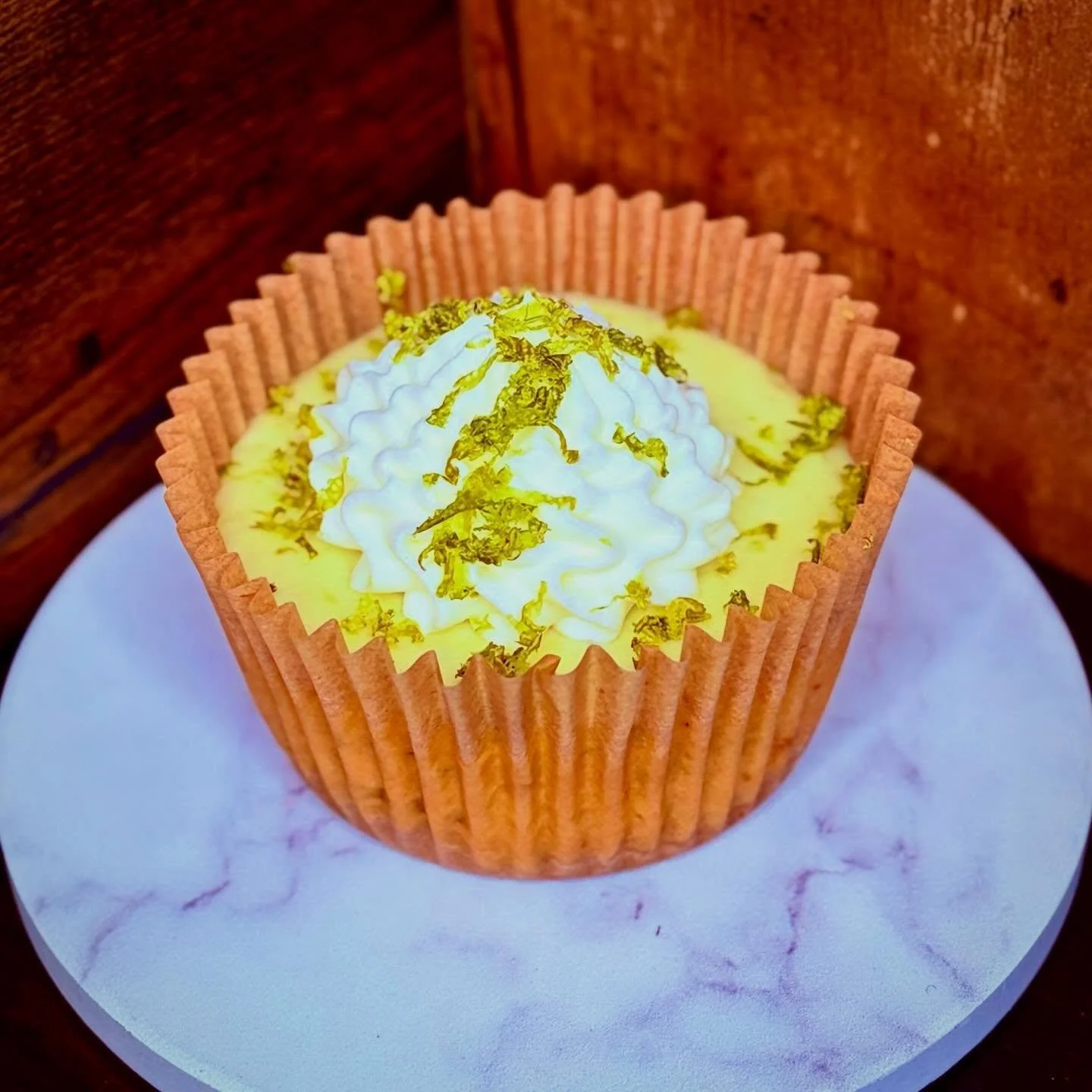 🍋 Get Ready for a Zesty Masterpiece! 🍋
Let your taste buds experience a beloved classic with our Key Lime Cheesecakes!&nbsp; 
&bull; A golden graham cracker crust provides the ideal complement to our smooth, zesty cheesecake, bursting with authenti