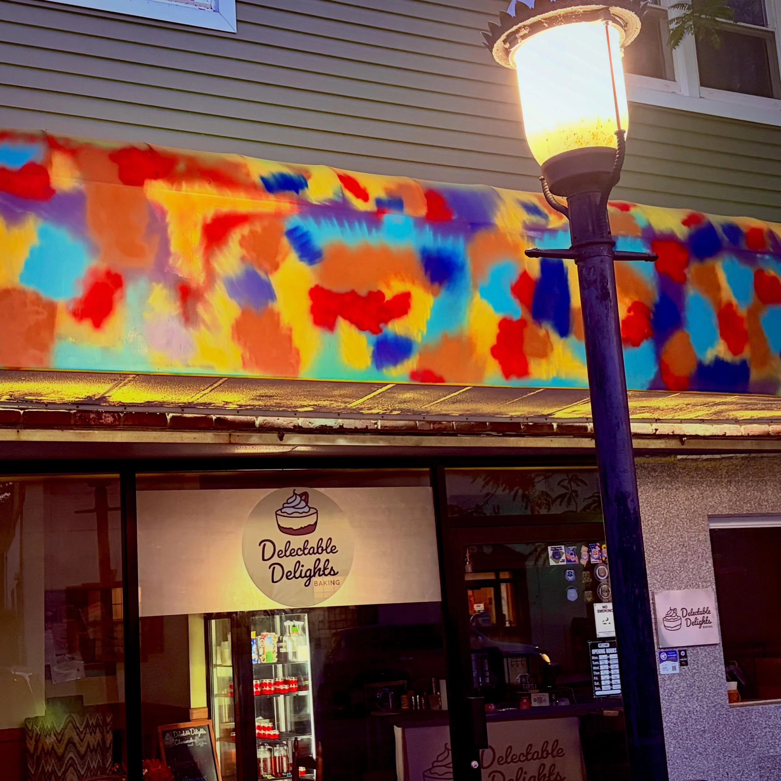I don&rsquo;t know about you but I think Iv got a pretty cute looking storefront at dusk when the street lights come on. I wouldn&rsquo;t mind seeing that sight for many years to come 😊 Thanks again to @briannevalentinostudio for making the awning r