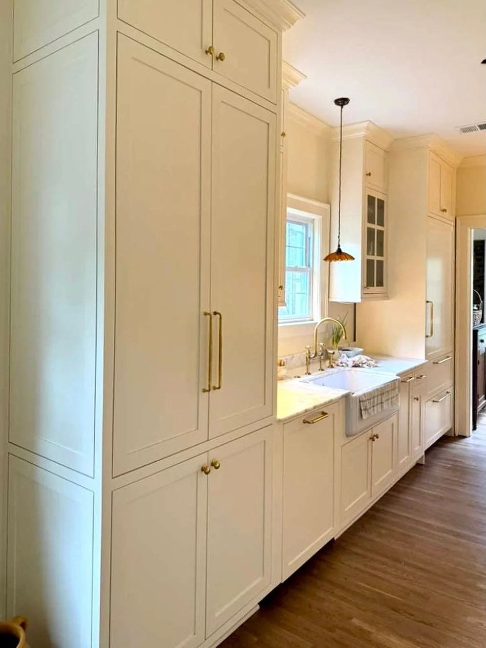 We built these cabinets completely from scratch &mdash; design, production, and installation all done in-house. 😆

#customcabinetry #cabinets #charlestonhomes #charlestonbuilder