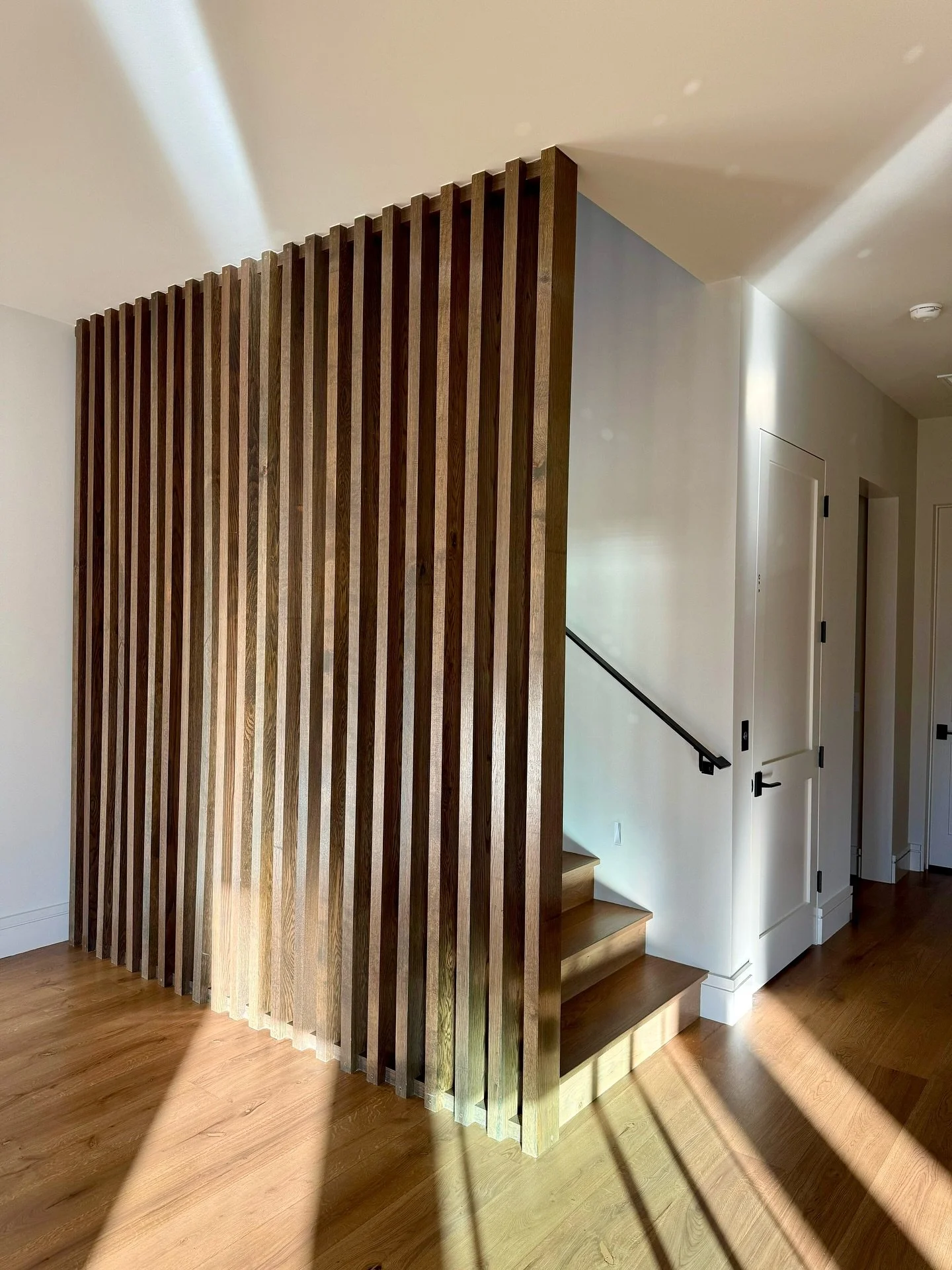 It&rsquo;s amazing how adding a textured, vertical element like this slat wall instantly brings in an organic modern feel to the home! 

If you want to make a huge design difference without a massive renovation, an accent wall like this is absolutely