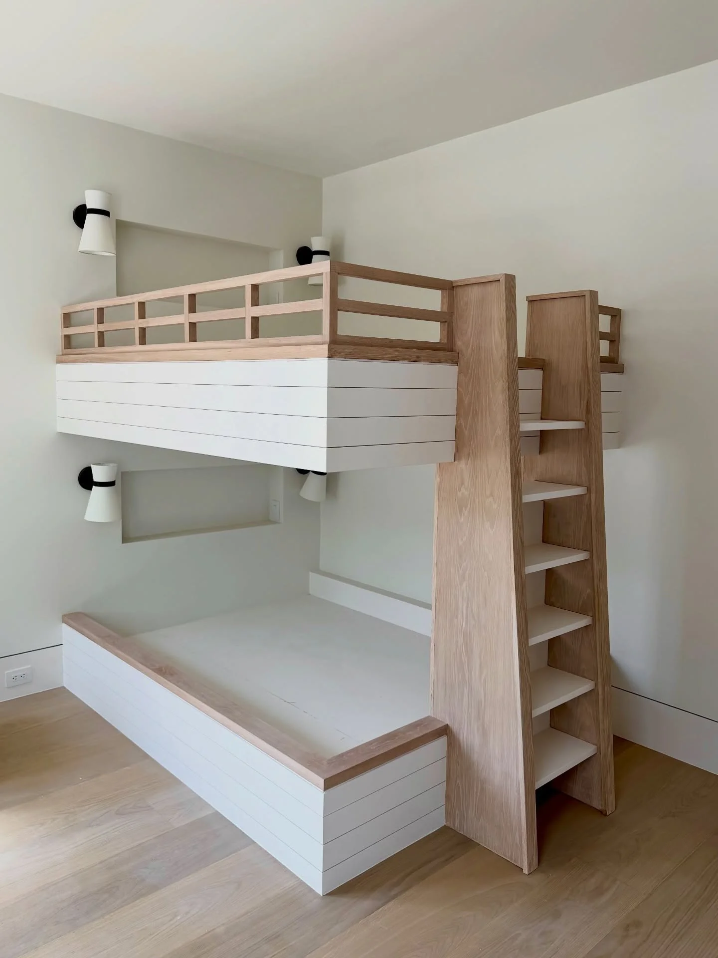 Something about a custom bunk bed just makes it feel so much more cozy! 

#carpentry #charlestonbuilder
