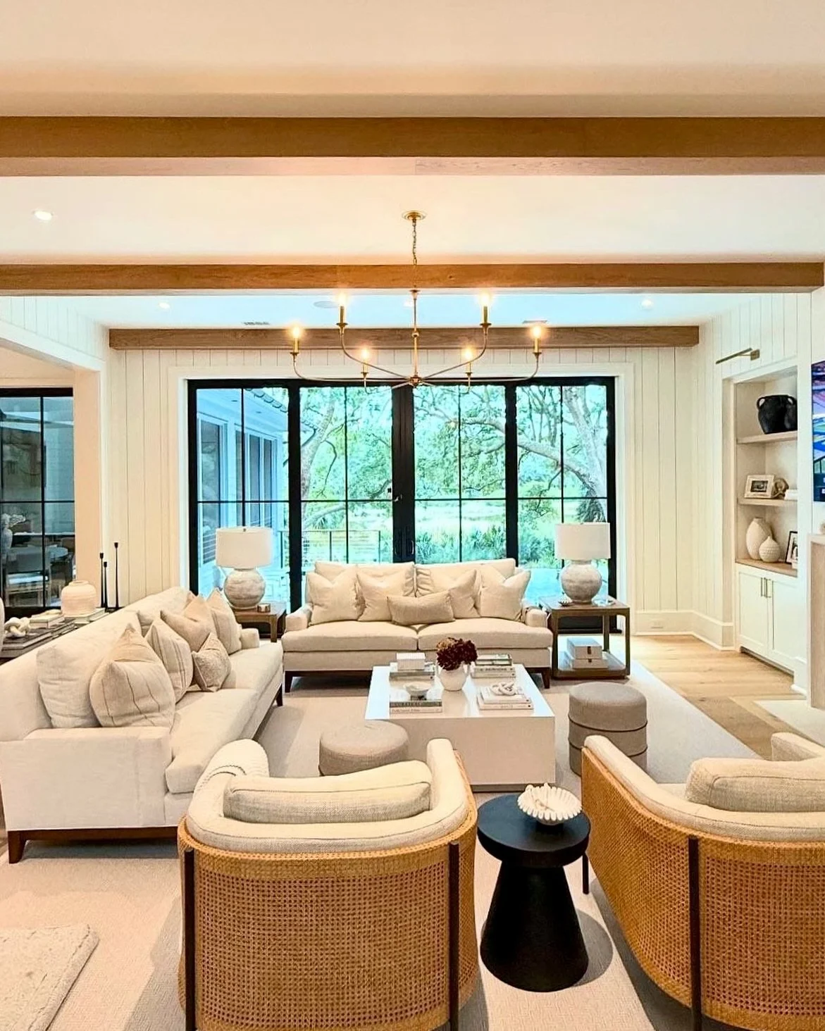 Nothing classier in a home than wooden beams! 🫰🏼

#charleston #customtrim #carpentry #charlestonhomes