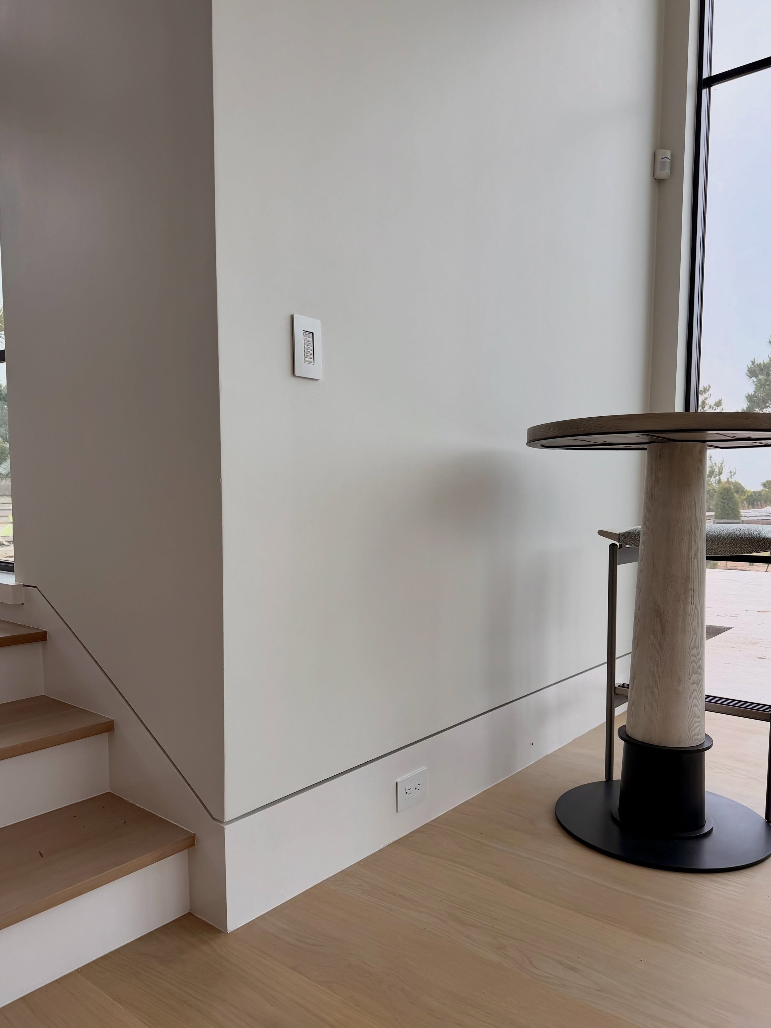 Can we talk about how good these flush baseboards look 😍
Such a small detail but it completely changes the vibe of the house. Clean, seamless, and so modern. ✨🔨

#charlestonhomes #charlestonbuilders