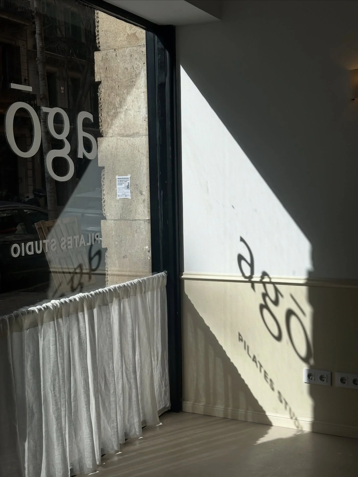 🍾Obrim avui! Gràcies a tots pel suport incondicional. Estem desitjant veure-us a tots i cadascun de vosaltres, i al vostre amic/ga!, al nostre estudi! Comencem avui amb les classes de la fantàstica Sara Mota, que ha estat formant i ensenyant...