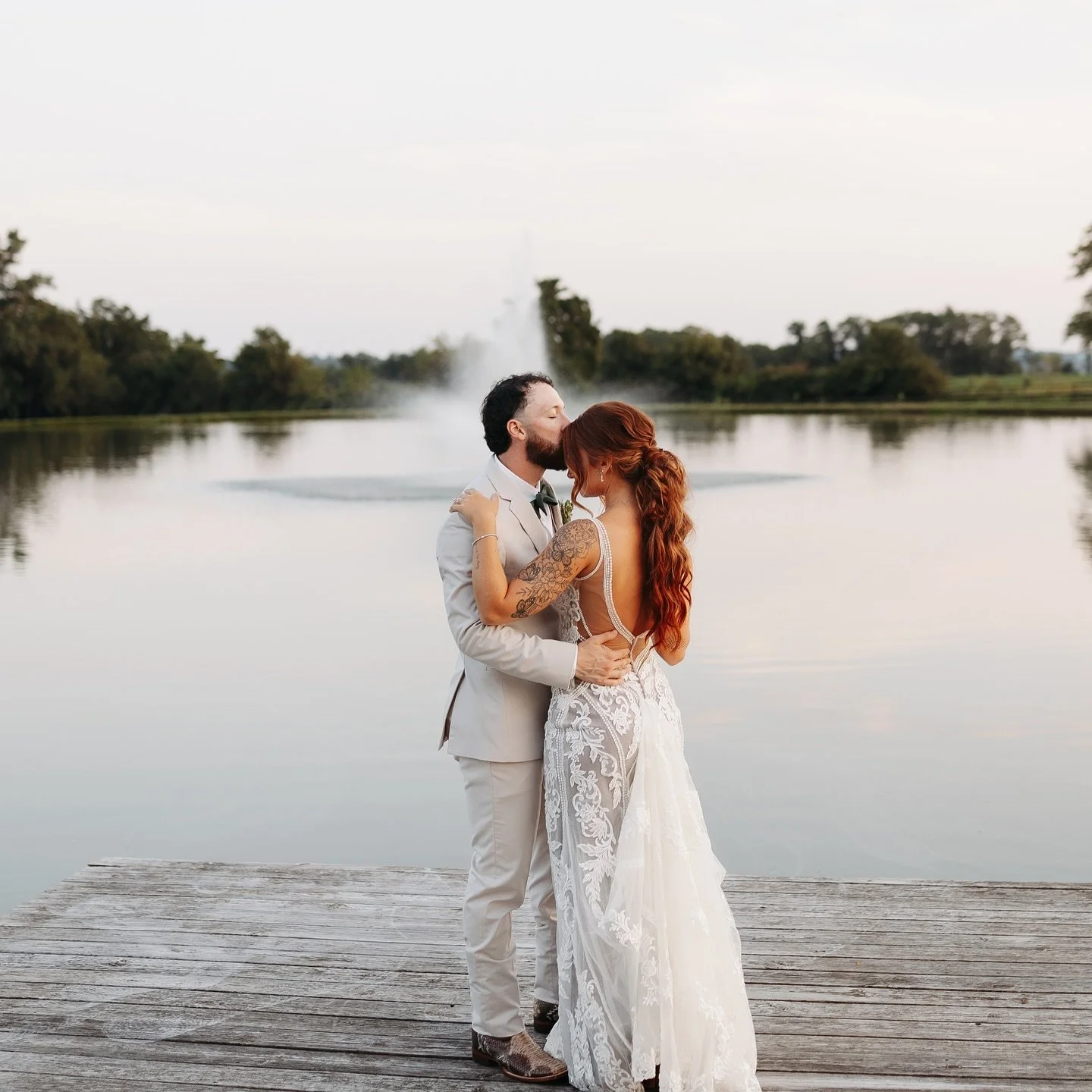 The pony was ponying 😍😍

@ekrosehair is the perfect example as to why extensions matter if you want endless amounts of volume that lasts all day long. 

Makeup: @dezcruzbridal 
Venue: @lakeviewfarmsevents 
Photography: @maeleeanne.photography 

Lan
