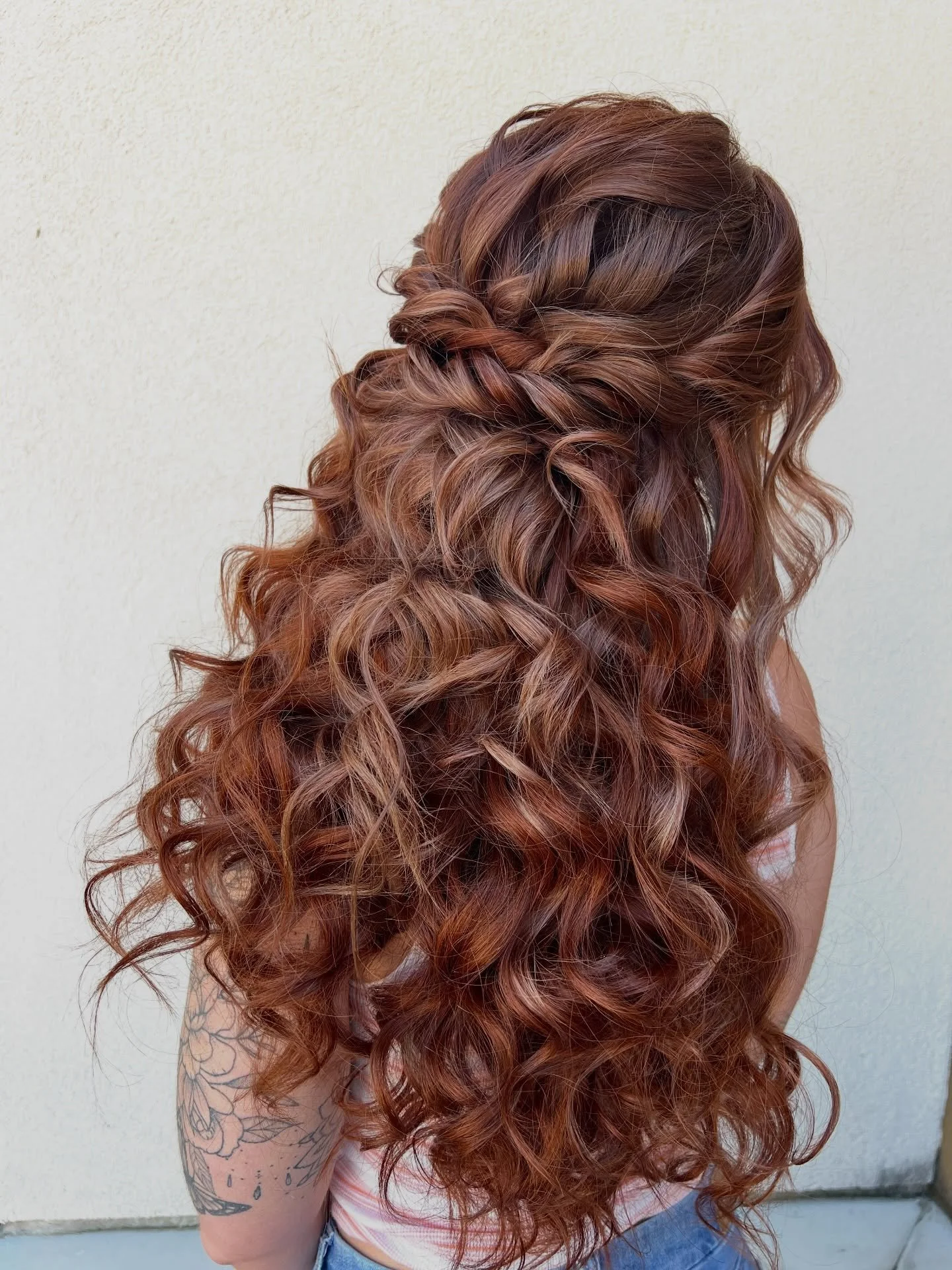 First #oneshothairawards entry of the year! ⭐️

 Starting off 1 of 3 entries with this gorgeous half up on @ekrosehair! She is wearing 20&rdquo; @bellamihairpro clip in extensions. 🫶🏻

Lancaster Bride
PA Wedding Hair
Bridal Half Up 
2026 Bride To B