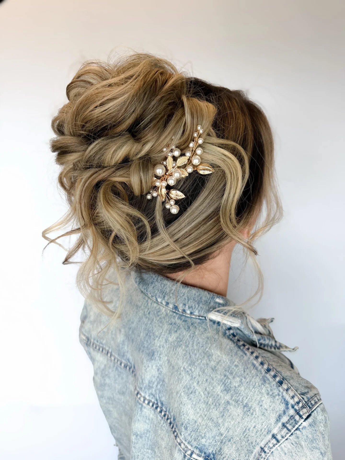 Yesterday&rsquo;s&rsquo; morning vibes were 🔥

Doing my thang, creating stuff, and connecting with awesome people.

Textured updo on @nnarolyat using my new favorite line, @colorwowhair and hot tools by @hollahair.pro. 

Hair pins are from @sweetvje