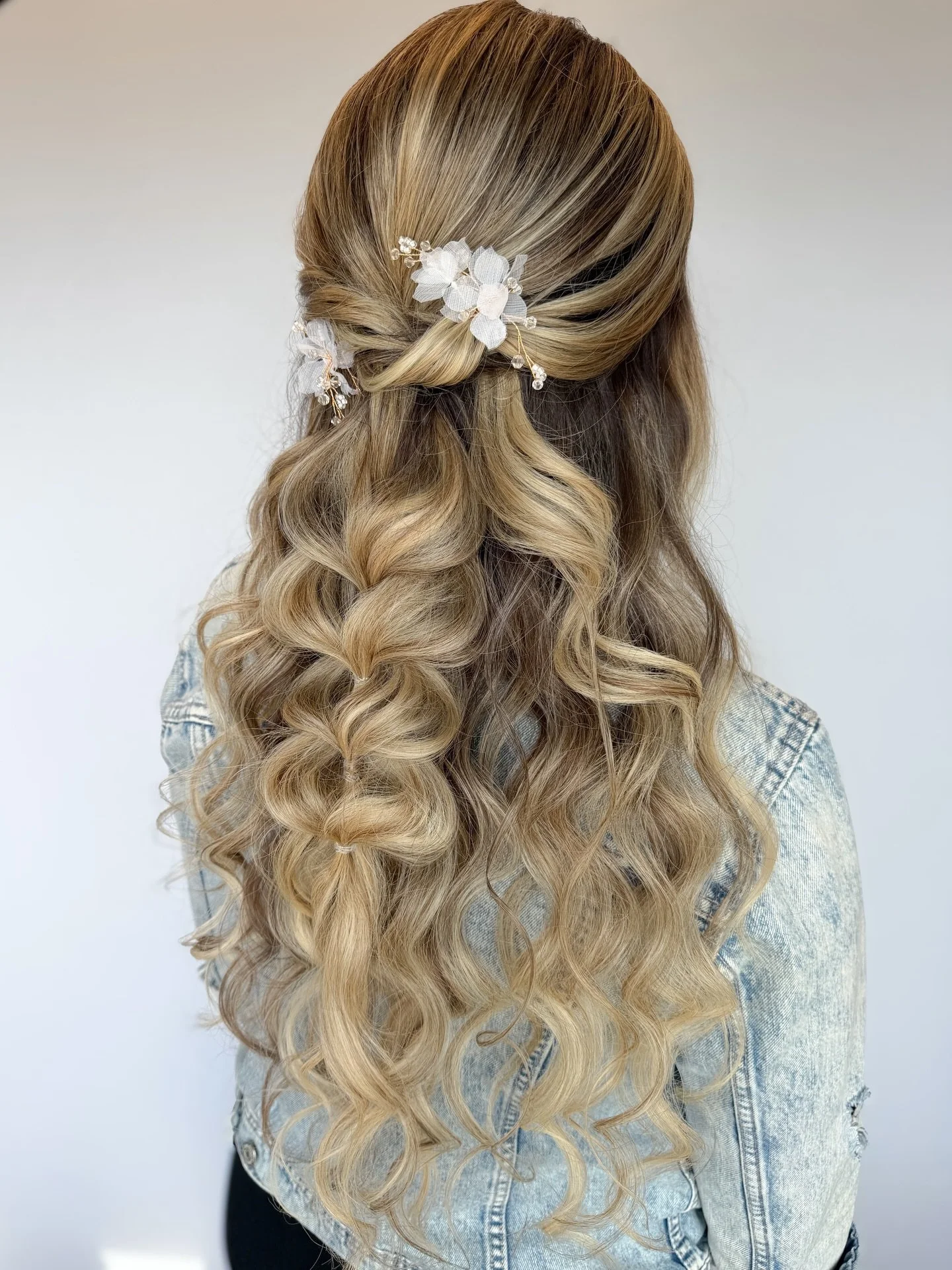 Half Ups for Every Hair Type. 💐

Can you spot the difference between natural hair and extensions?!

Featured hair types:

- Half Up with a pull-through braid; fine hair but ALOT of it.
- Half Up on thick blonde hair that holds a curl well. 
- Half U