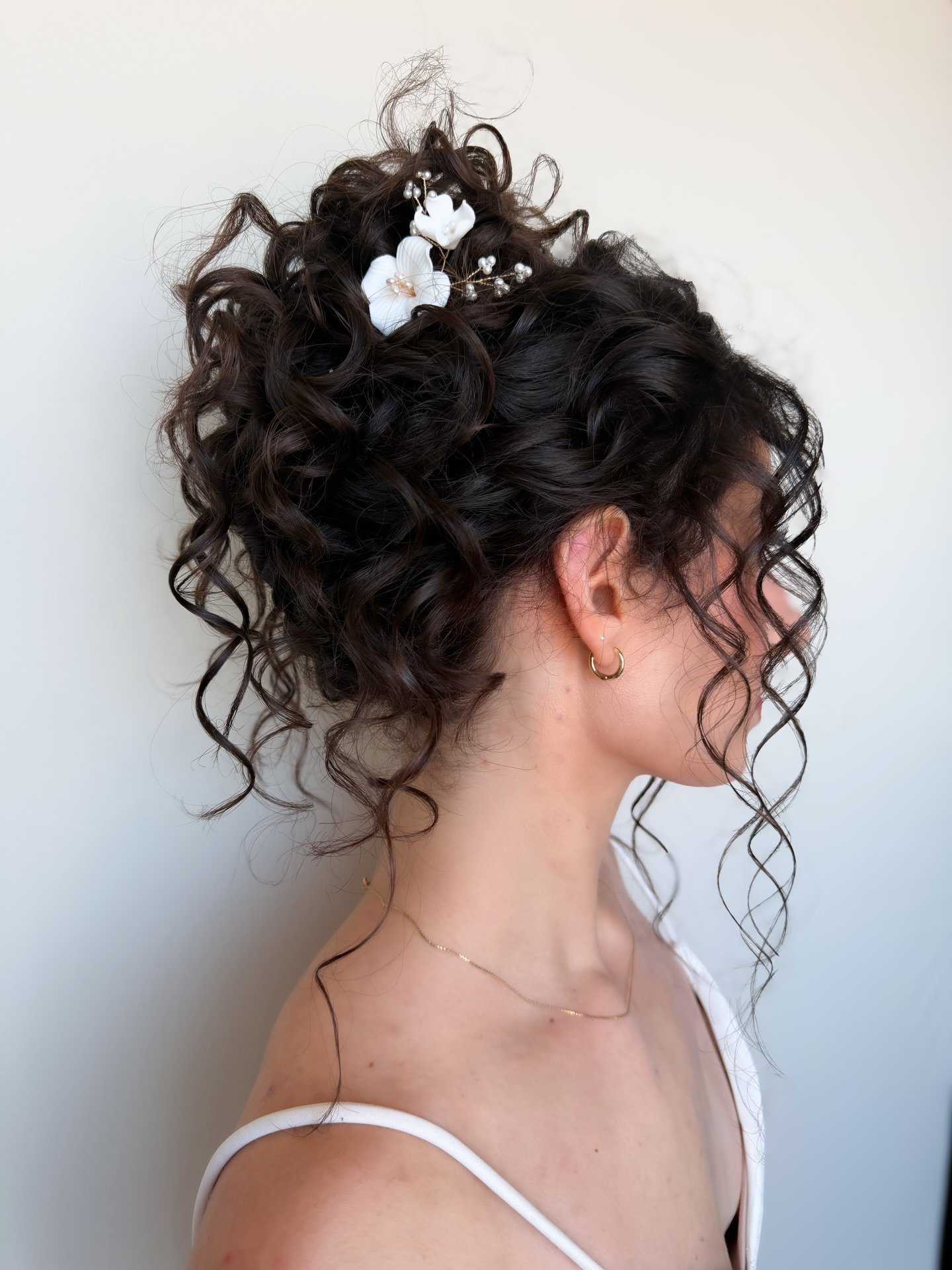 Me 🤝 Curly haired updos 

Loved created this look on @angelique_mancini4 for a content day with @_bellamakeupartistry 🫶🏻

PA Wedding 
Lancaster Bride
2027 Bride To Be
PA Brides 
Lancaster Bridal Hair