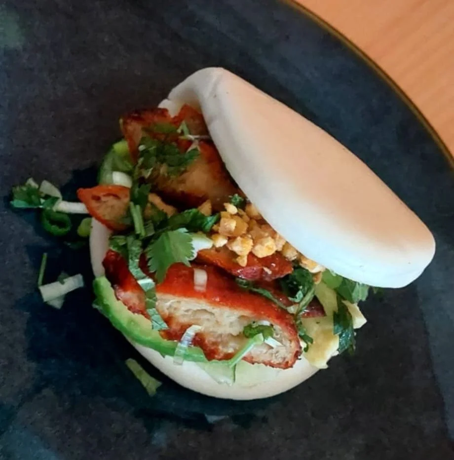 Dim sum mit Hackfleisch, Gemüse und eine hohle, weiße Teigtasche