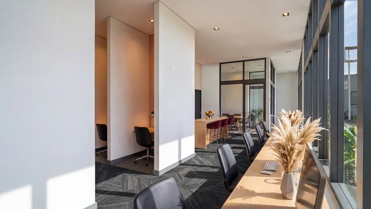 From solo deep work to team calls, the business center at The Hub is built to flex. Floor-to-ceiling windows, long-run table space, and fiber-fast internet — everything a productive day needs, one floor below your apartment. 